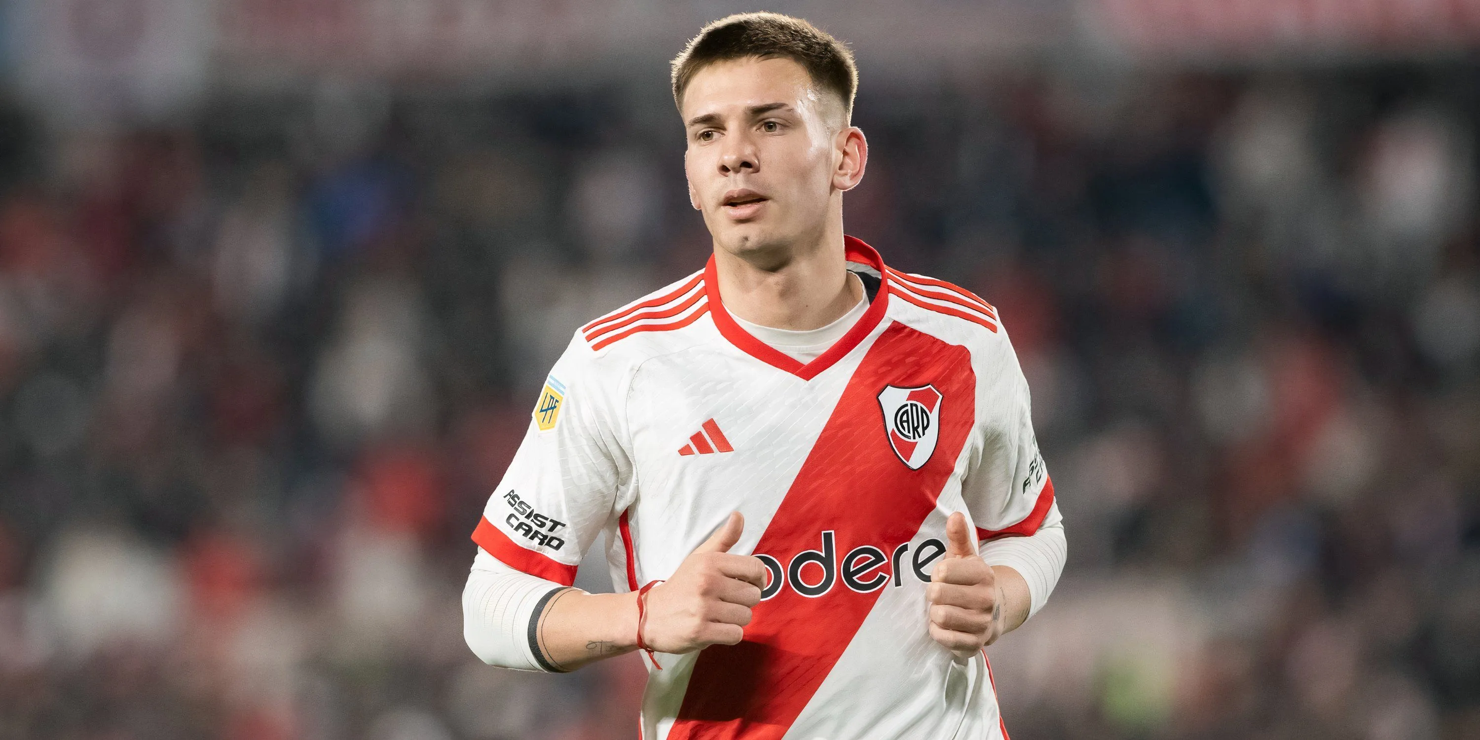 Tiền vệ trẻ Franco Mastantuono đi bóng kỹ thuật trong màu áo River Plate