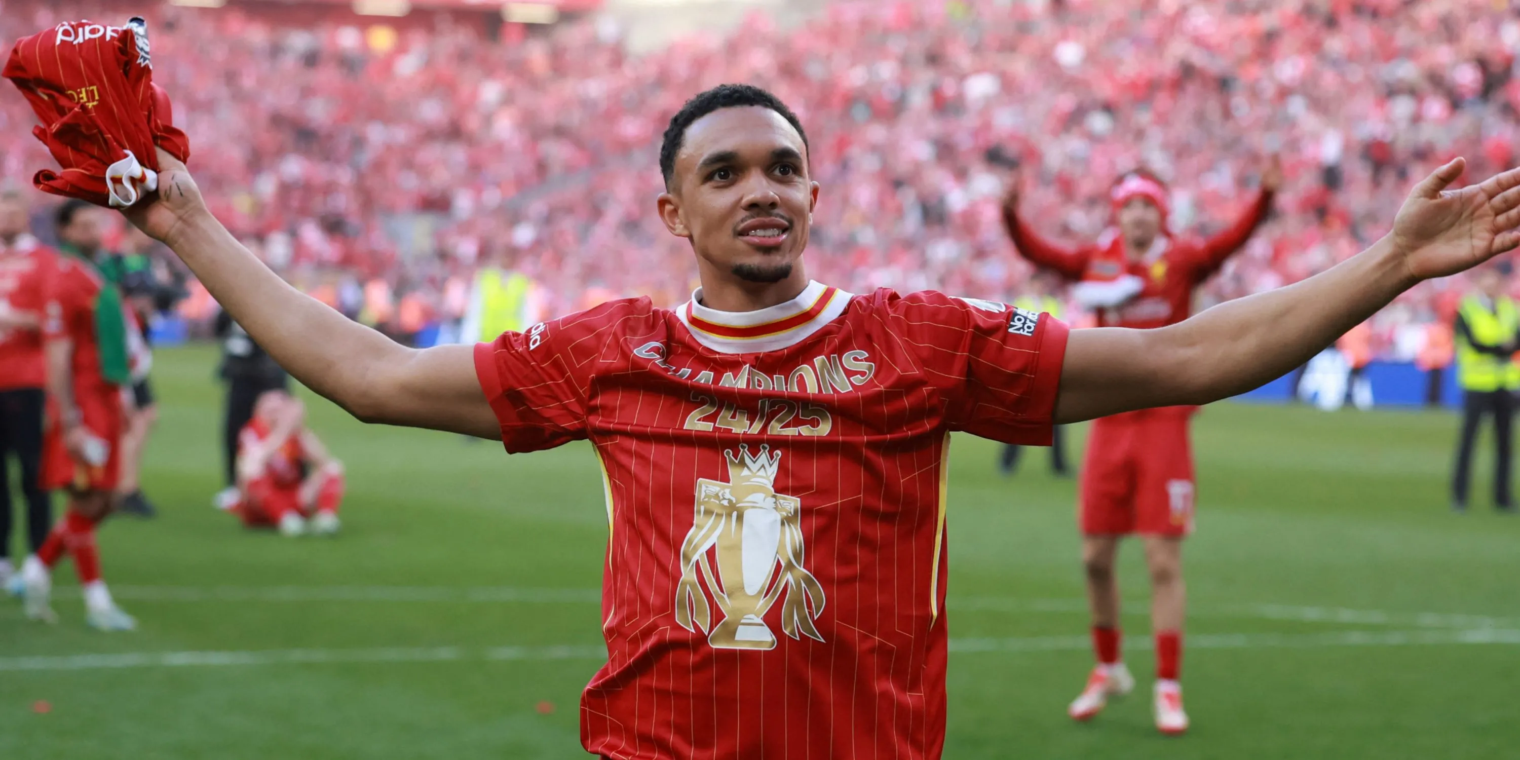 Trent Alexander-Arnold ăn mừng cuồng nhiệt sau chức vô địch Ngoại hạng Anh cùng Liverpool