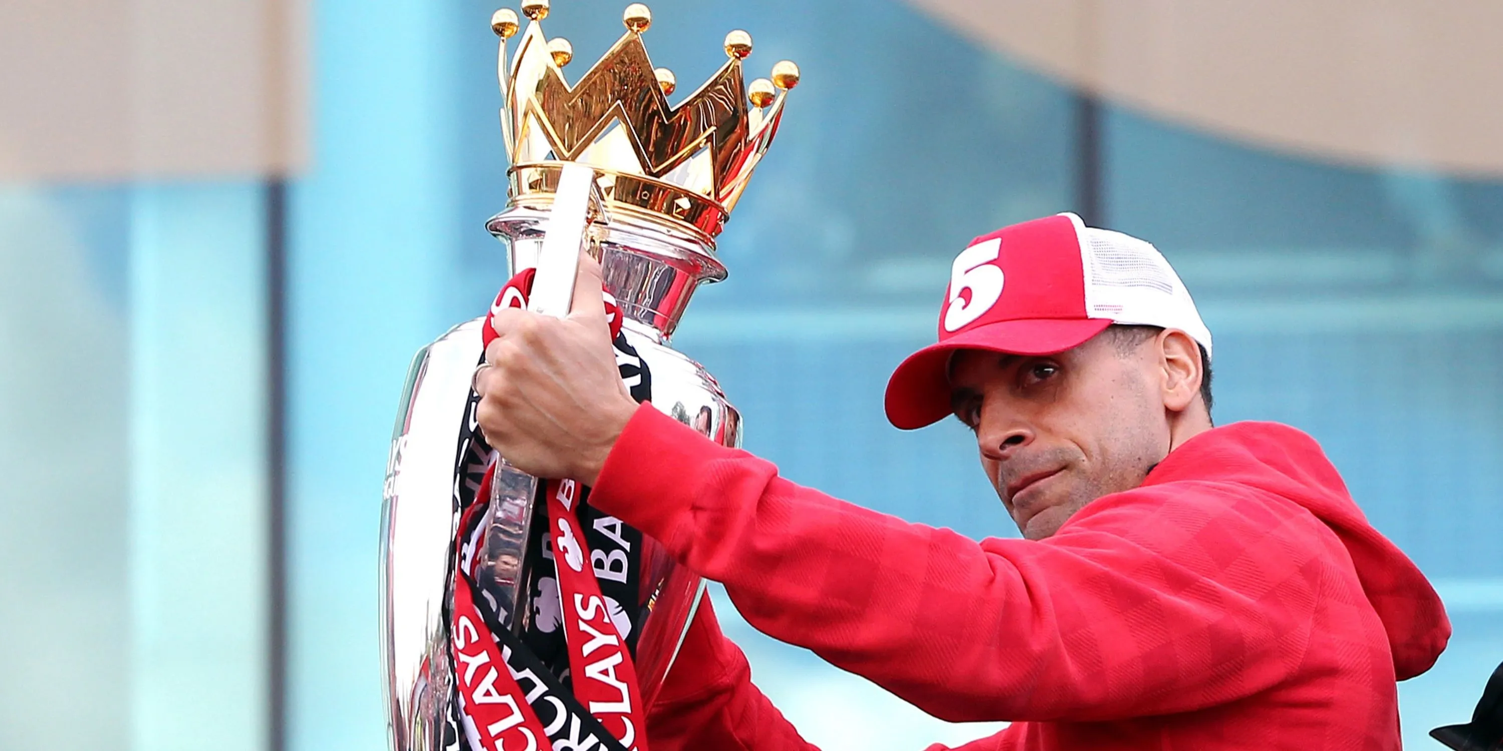 Trung vệ Rio Ferdinand nâng cao cúp Premier League cùng Manchester United