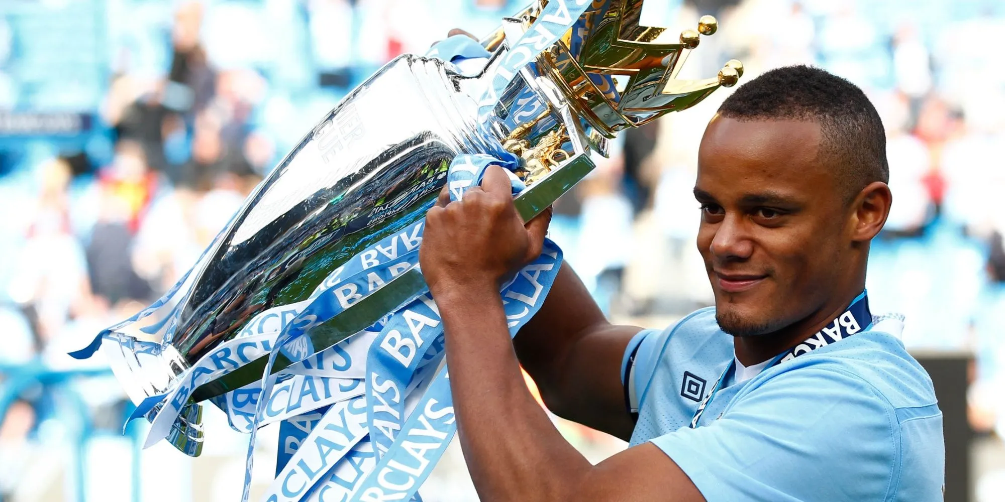 Vincent Kompany nâng cao danh hiệu cùng Manchester City