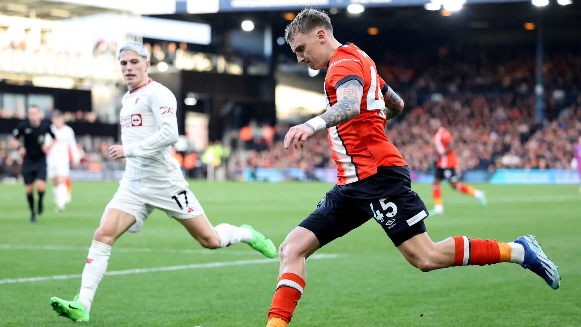 Alfie Doughty của Luton Town trong màu áo CLB