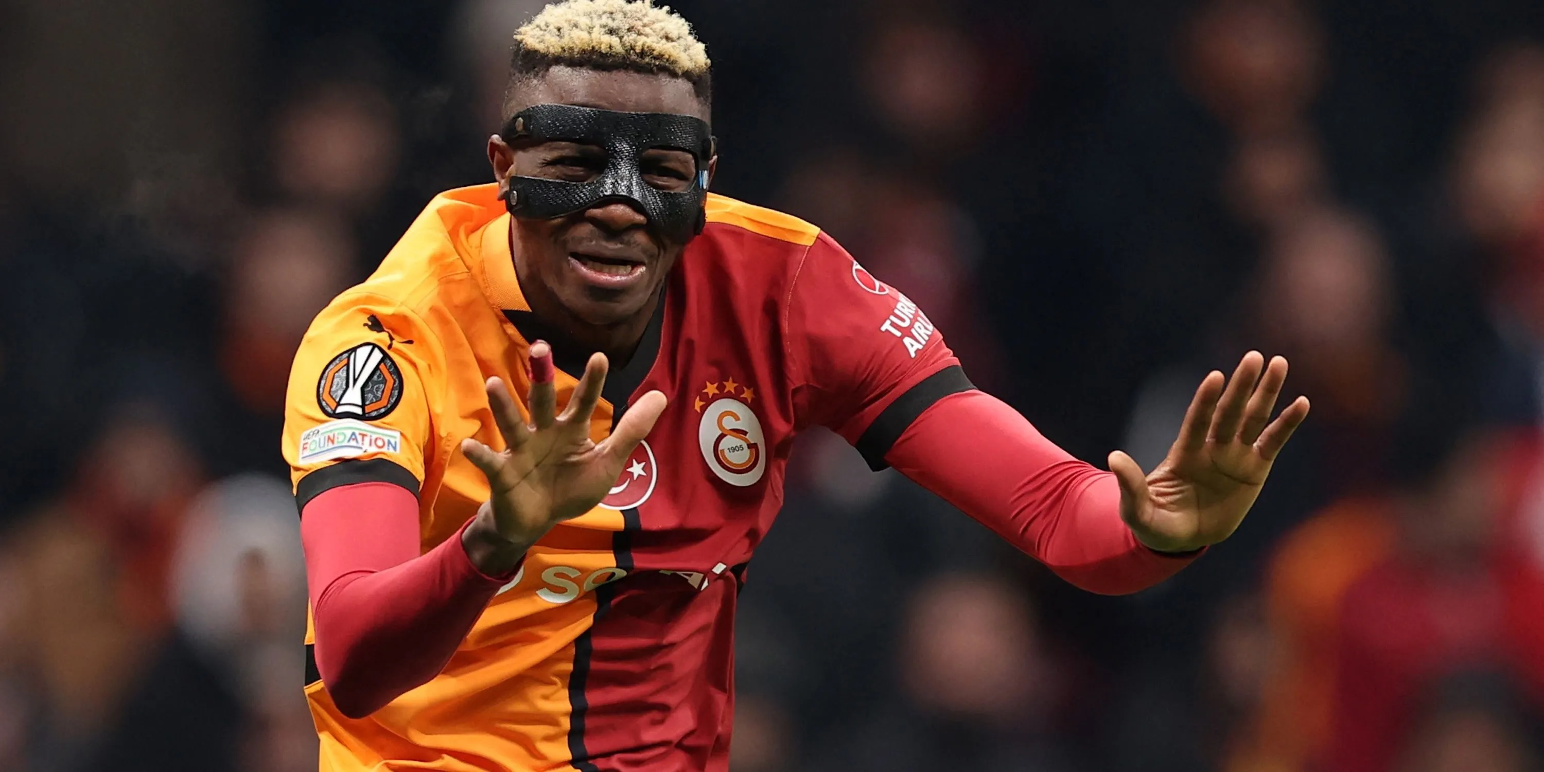 Ảnh Victor Osimhen trong màu áo Galatasaray đang phản ứng