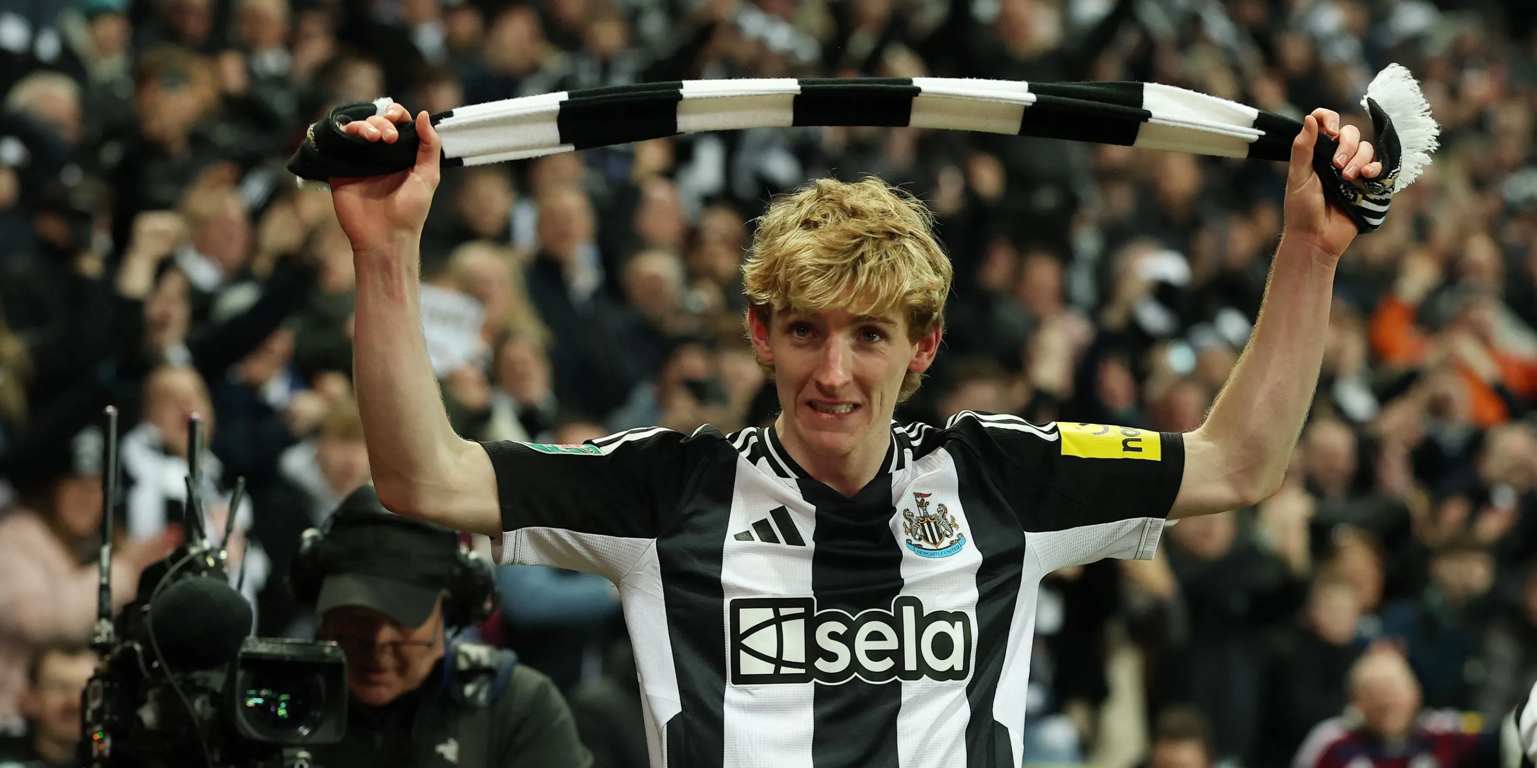 Anthony Gordon trong màu áo Newcastle United.