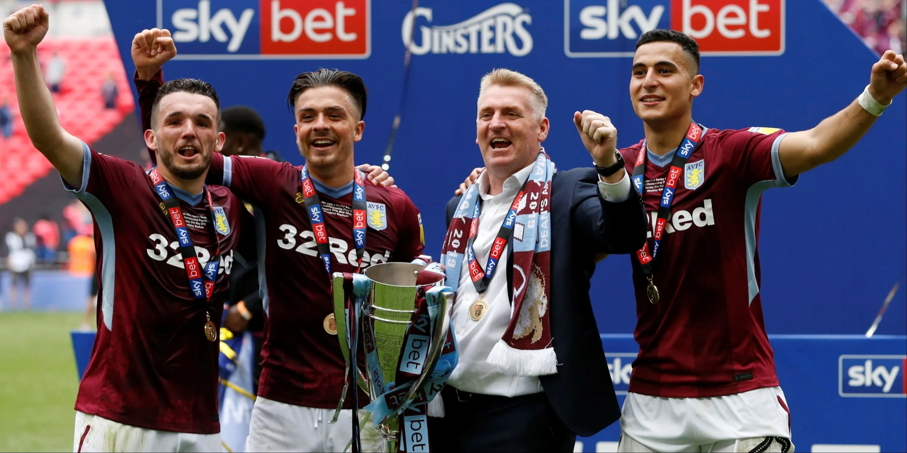 Aston Villa ăn mừng chiến thắng, thể hiện khát vọng trở lại đỉnh cao và bổ sung vào bộ sưu tập danh hiệu.