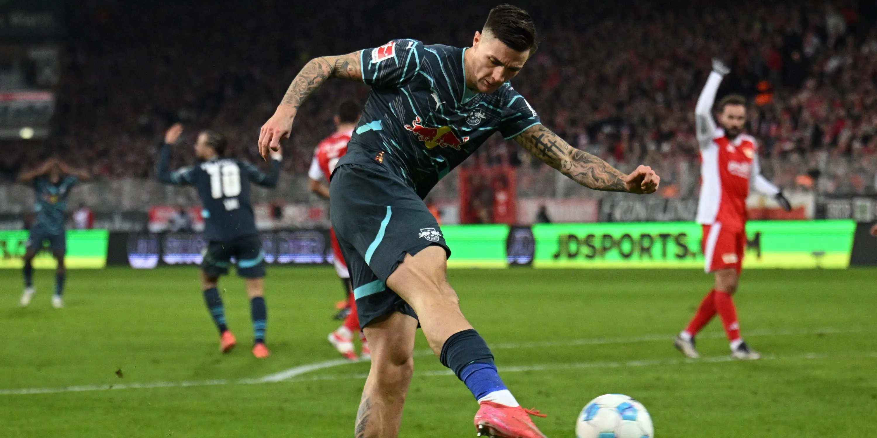 Benjamin Sesko tung cú sút hiểm hóc cho RB Leipzig