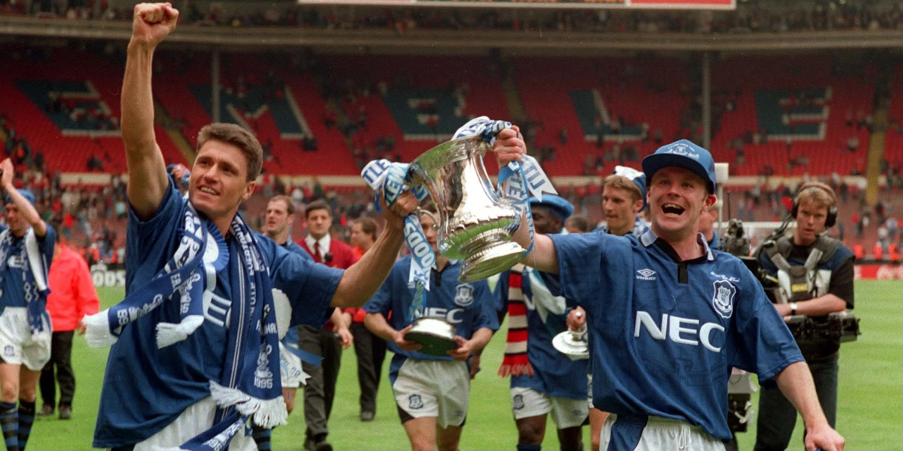 Các cầu thủ Everton ăn mừng chức vô địch FA Cup 1995, danh hiệu lớn cuối cùng của đội bóng vùng Merseyside tính đến nay.