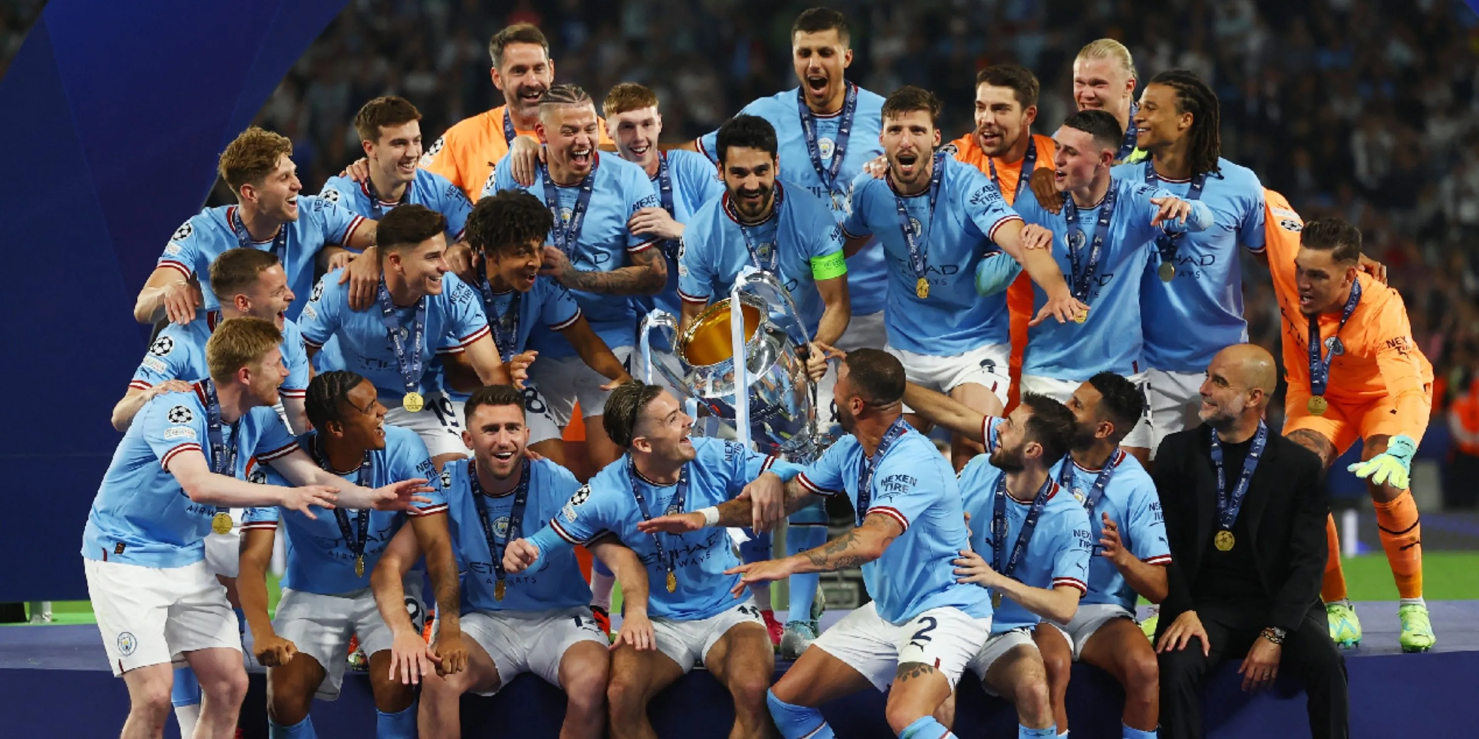 Các cầu thủ Manchester City ăn mừng chức vô địch Champions League lần đầu tiên, hoàn tất cú ăn ba lịch sử.