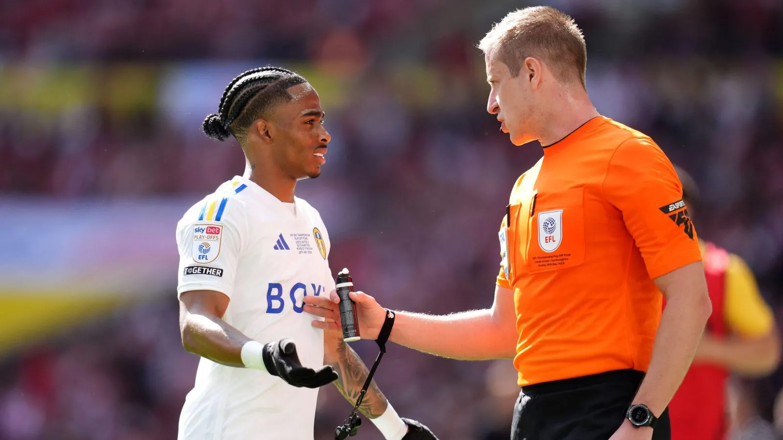 Cầu thủ Crysencio Summerville của Leeds đeo găng tay trong trận chung kết Play-off nóng nực