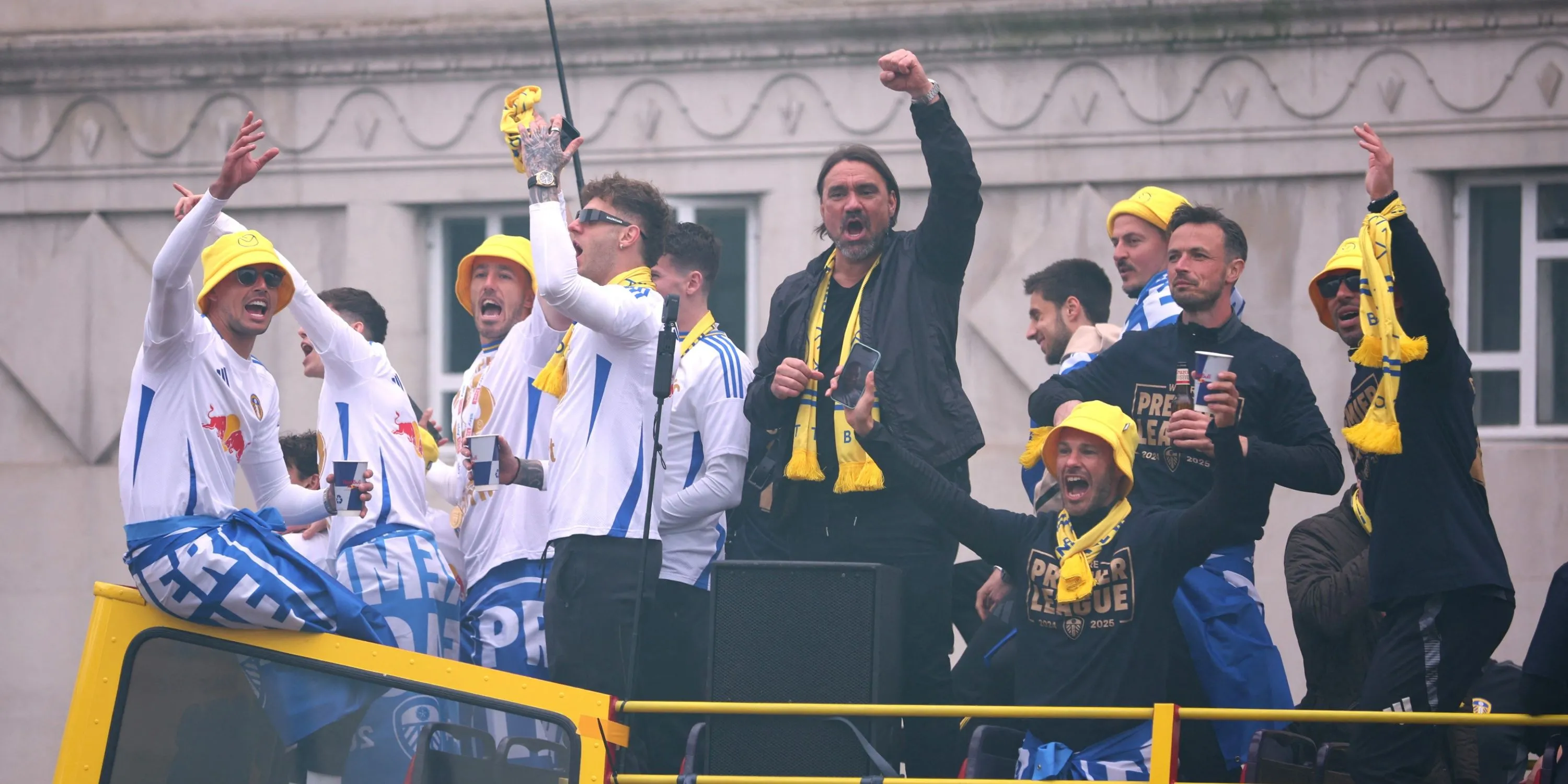 Cầu thủ Leeds United ăn mừng trên sân Elland Road