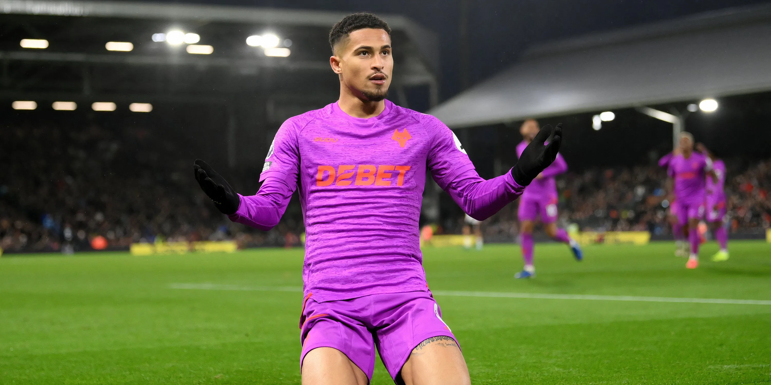 cầu thủ tiền vệ Wolves Joao Gomes trong trận đấu