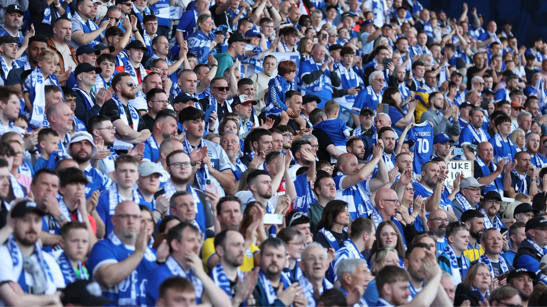 Cổ động viên Birmingham City ăn mừng chiến thắng của đội nhà trên khán đài