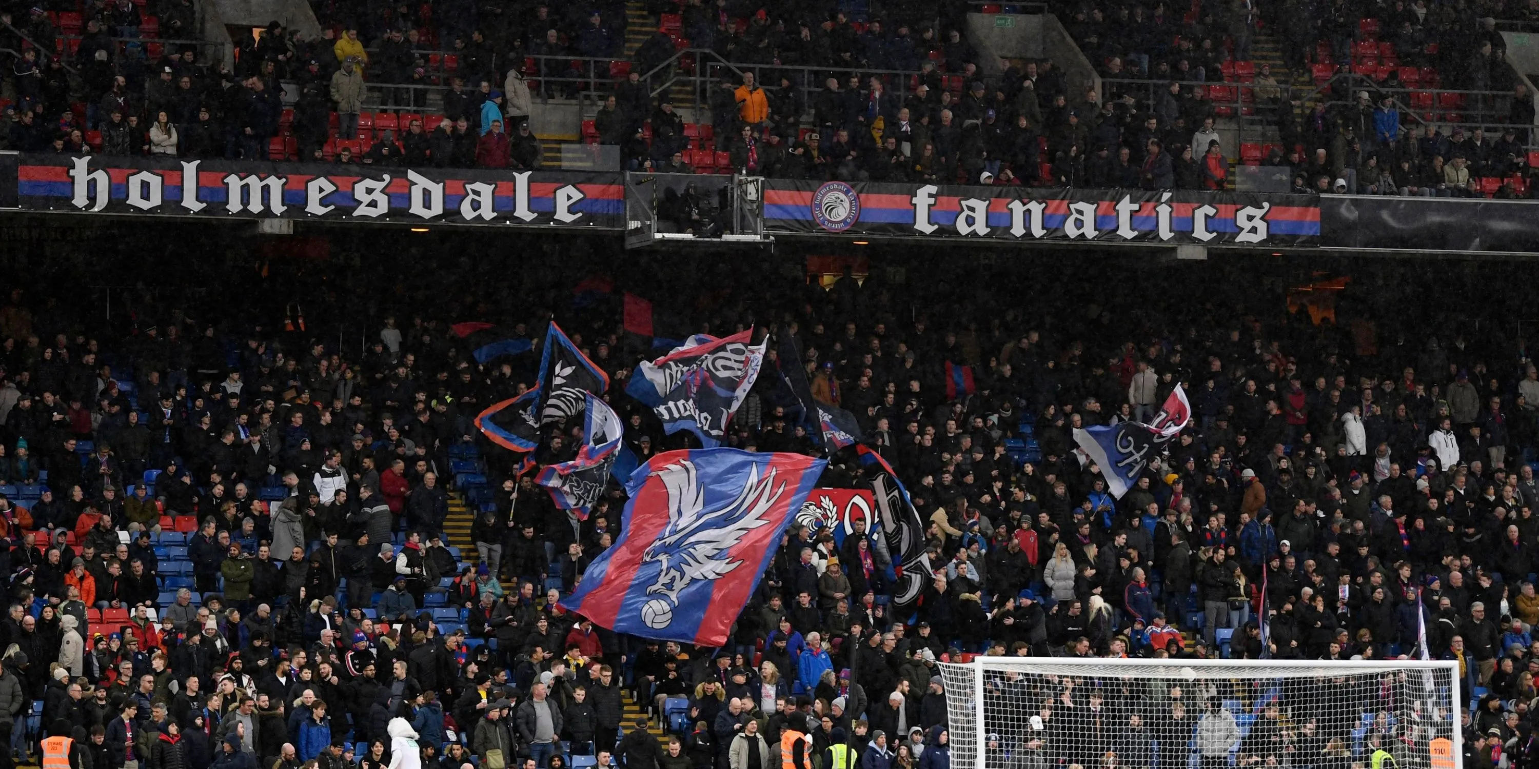 Cổ động viên Crystal Palace cuồng nhiệt trên khán đài Selhurst Park