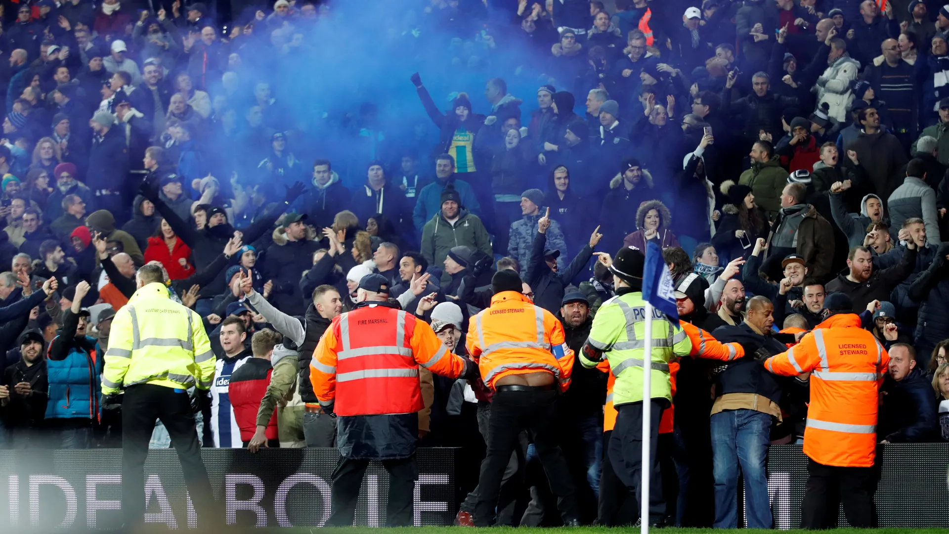 Cổ động viên West Bromwich Albion tạo nên bầu không khí sôi động trên sân The Hawthorns