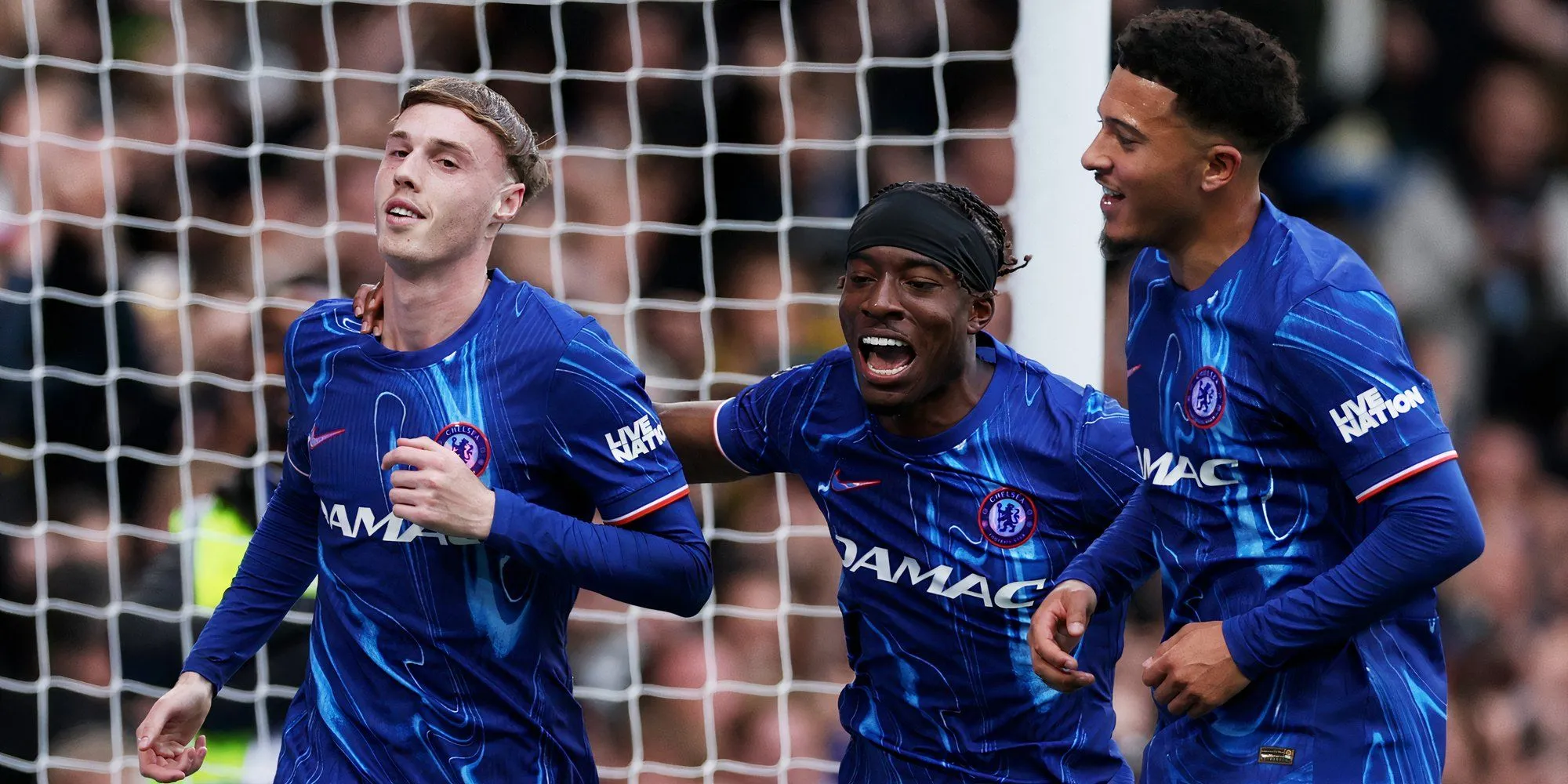Cole Palmer cùng đồng đội Madueke và Colwill trong phòng thay đồ Chelsea