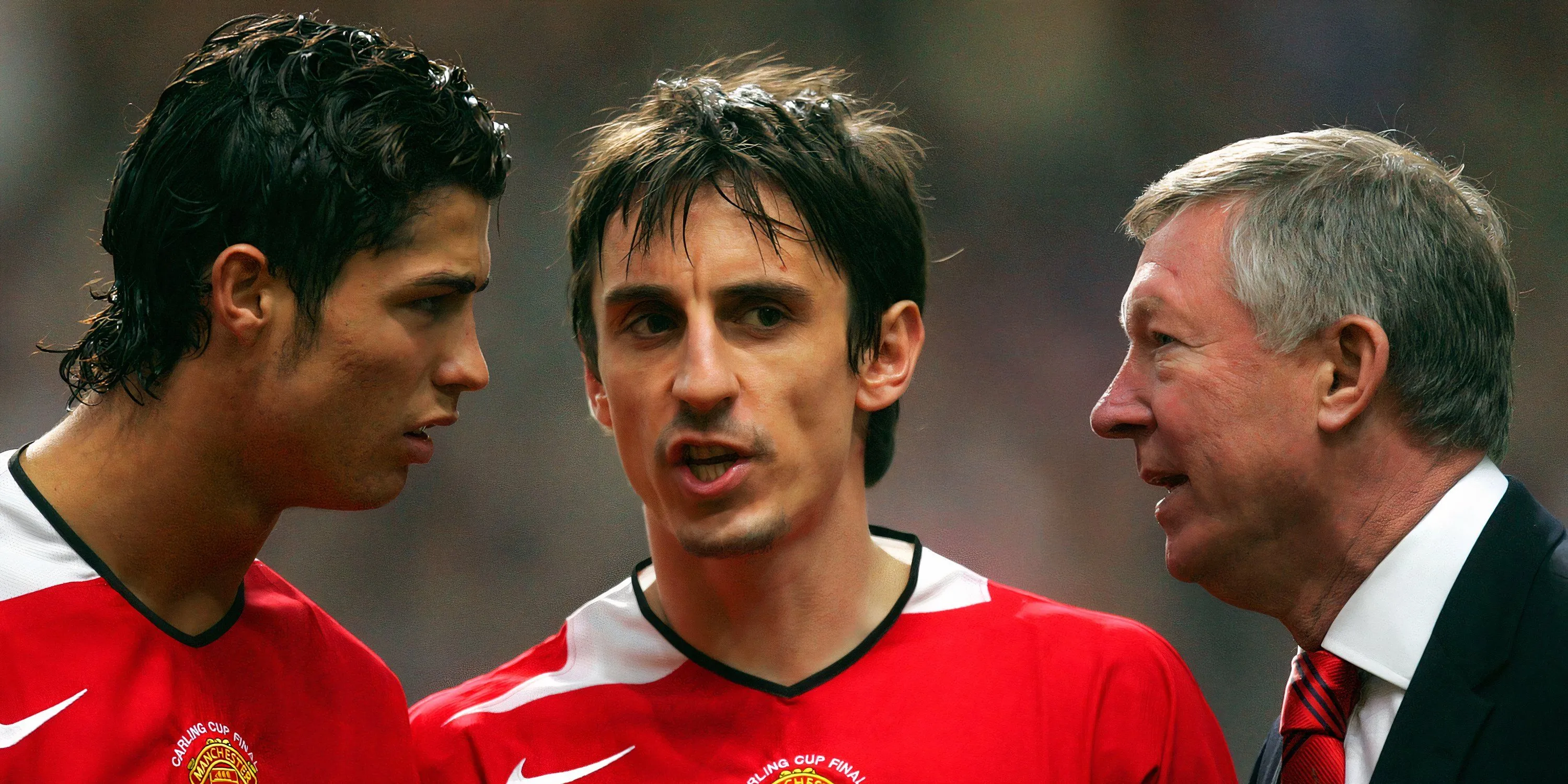 Cristiano Ronaldo, Gary Neville và Sir Alex Ferguson đứng cạnh nhau trong một sự kiện của Manchester United