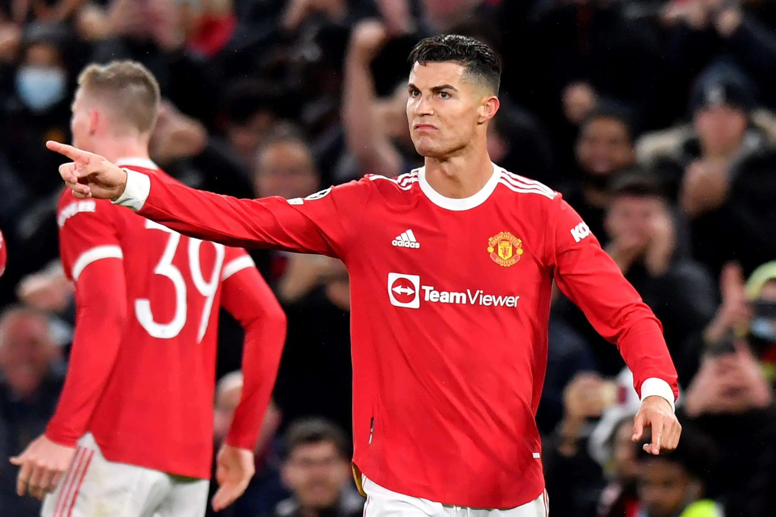 Cristiano Ronaldo trong màu áo Manchester United với logo TeamViewer.