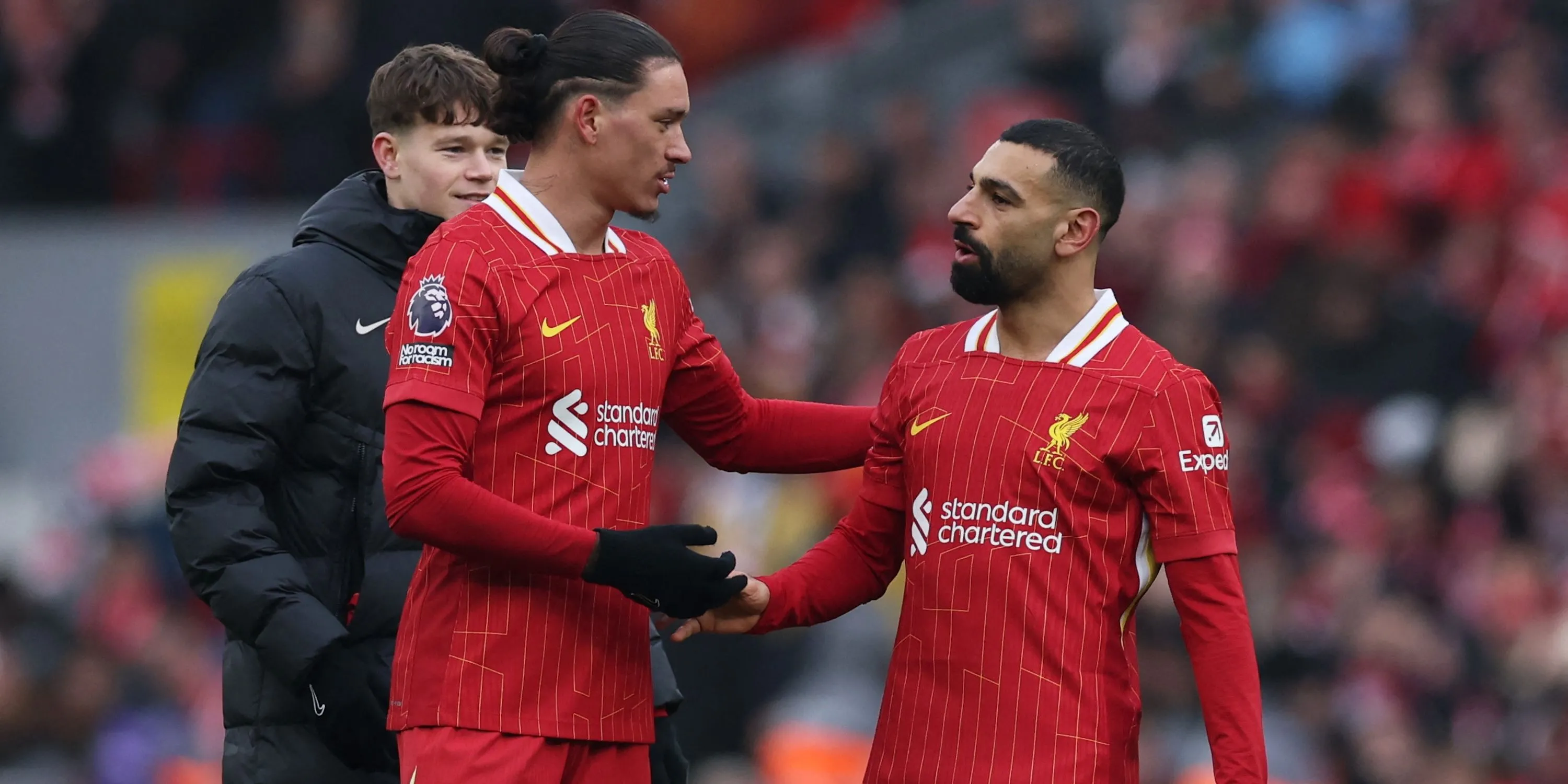 Darwin Nunez và Mohamed Salah của Liverpool ăn mừng sau trận đấu