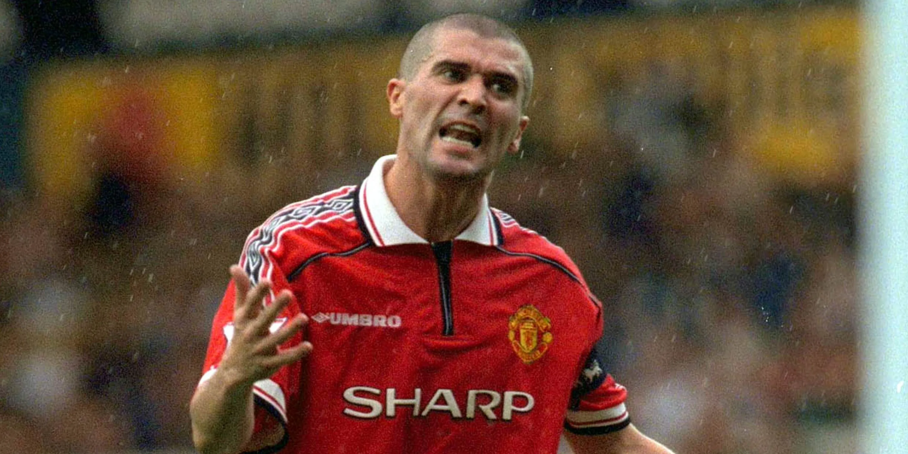 Đội trưởng Roy Keane trên sân cùng Manchester United