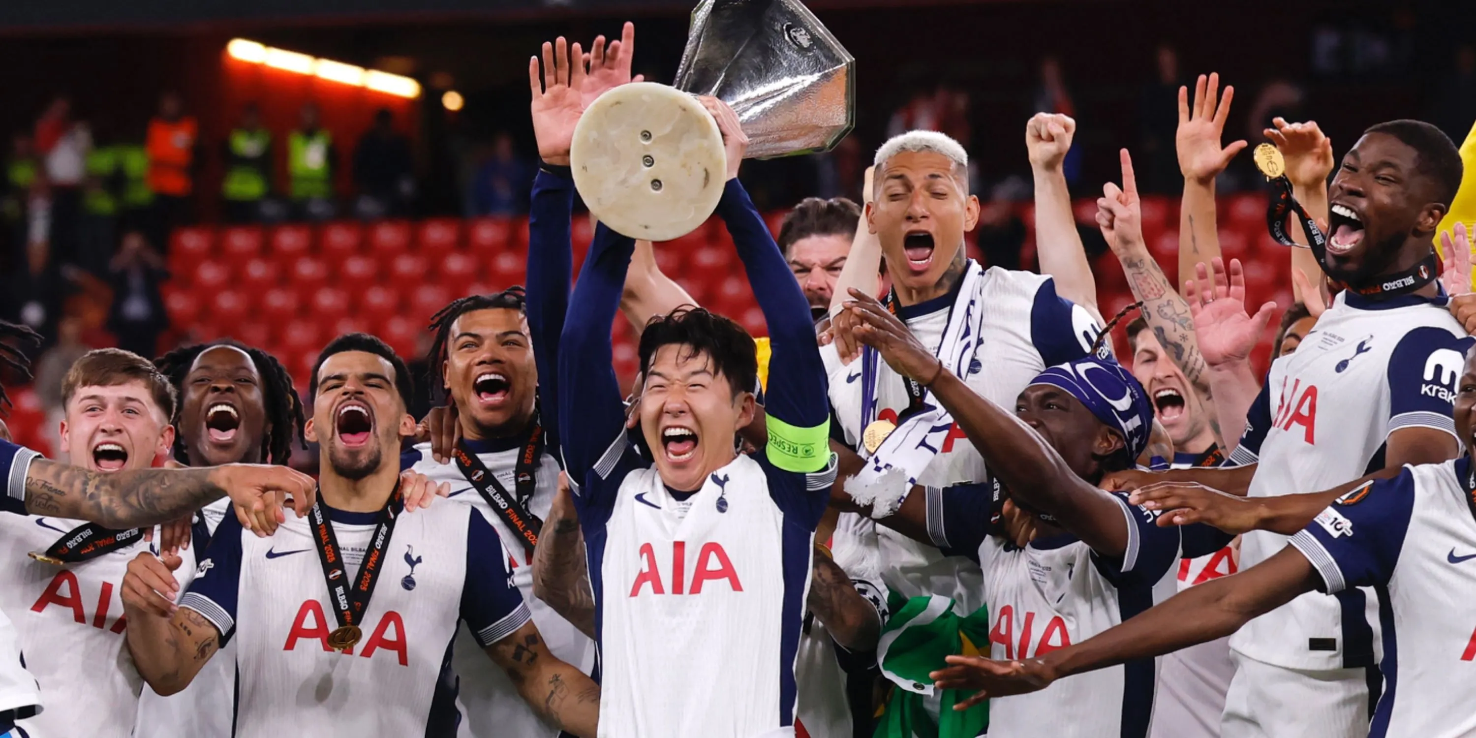 Đội trưởng Son Heung-min ăn mừng chức vô địch Cúp C2 cùng các cầu thủ Tottenham