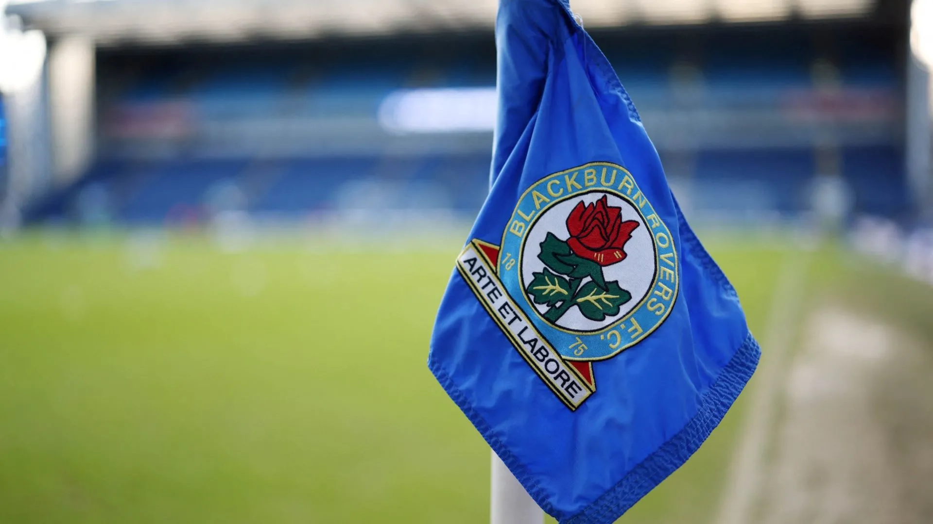 Góc sân Ewood Park của Blackburn Rovers trong một ngày thi đấu