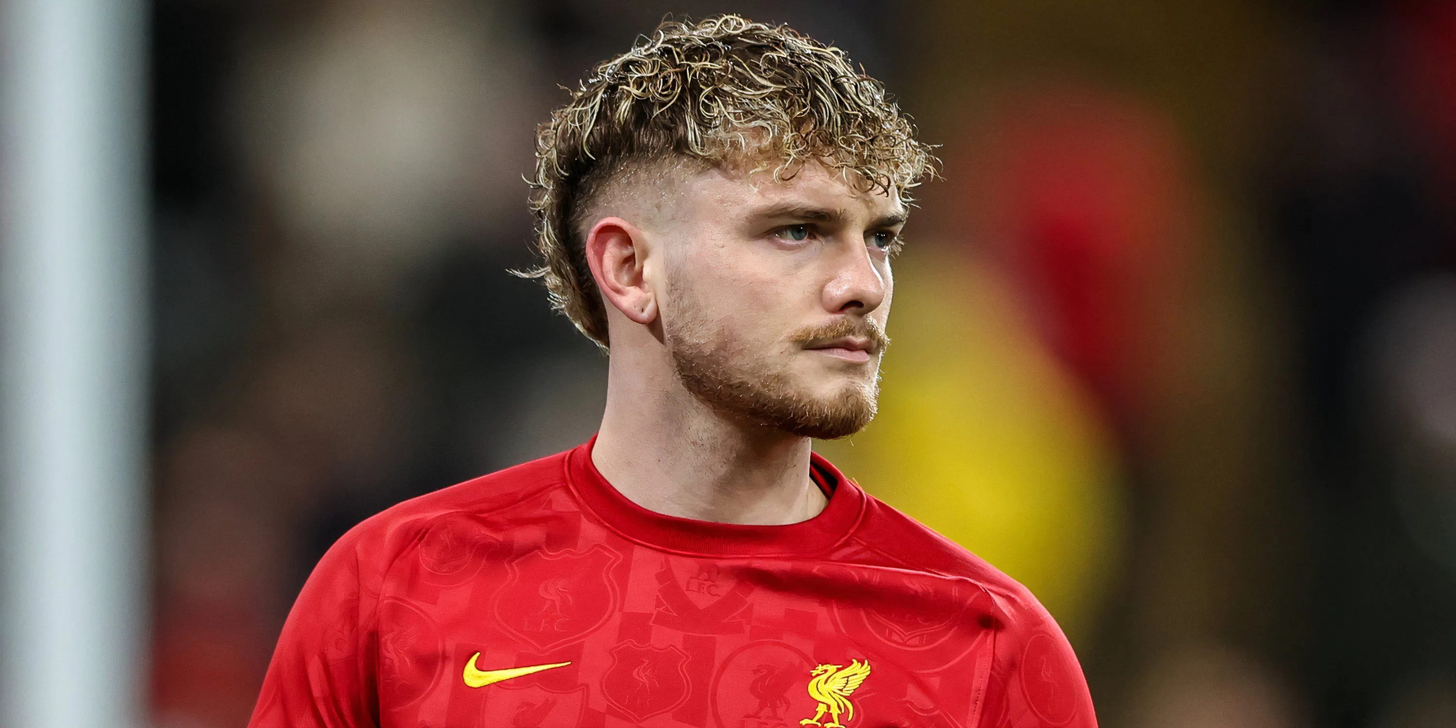 Harvey Elliott đang khởi động trước trận đấu của Liverpool