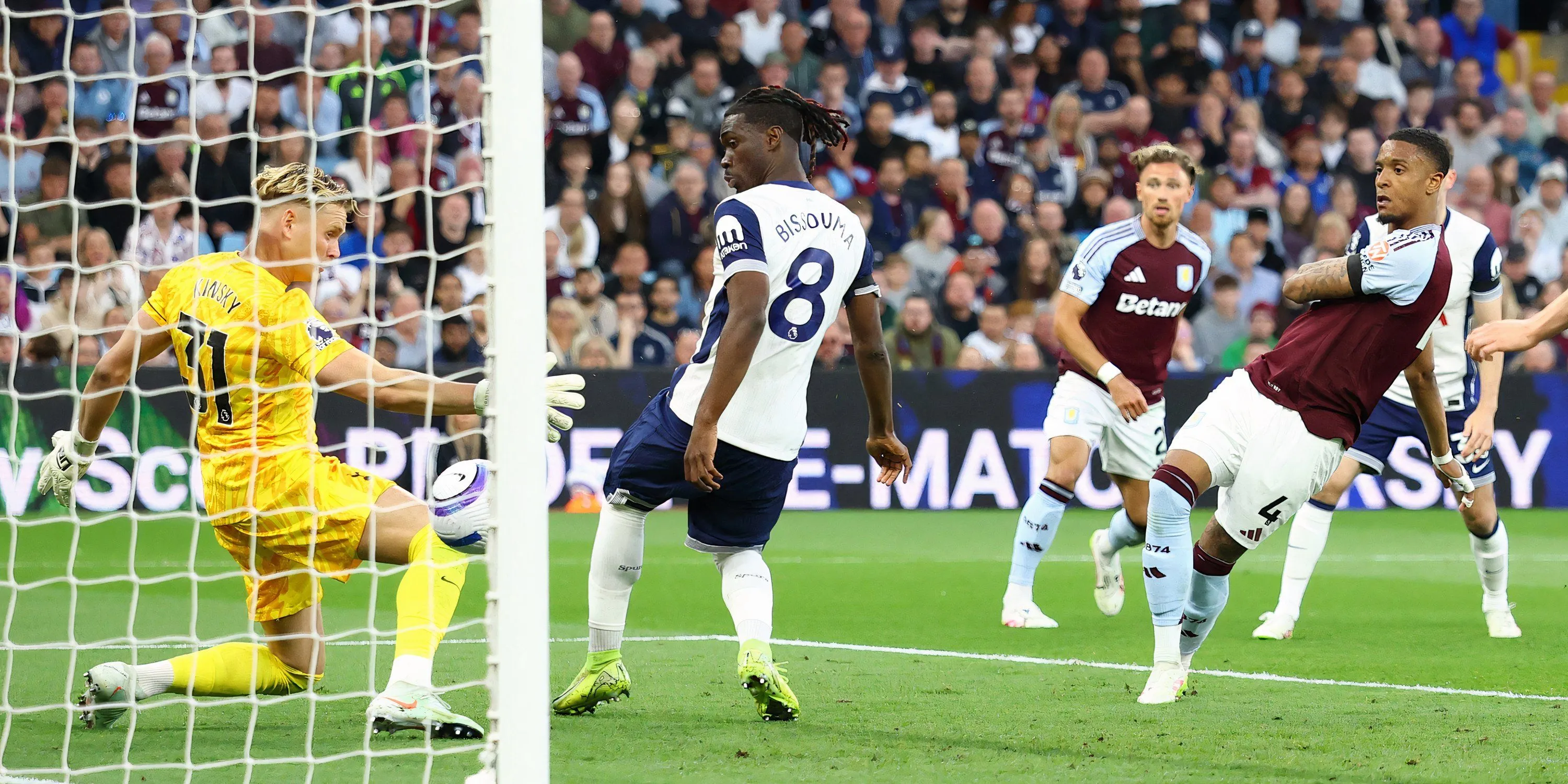 Hậu vệ Ezri Konsa của Aston Villa ăn mừng bàn thắng trong trận gặp Tottenham