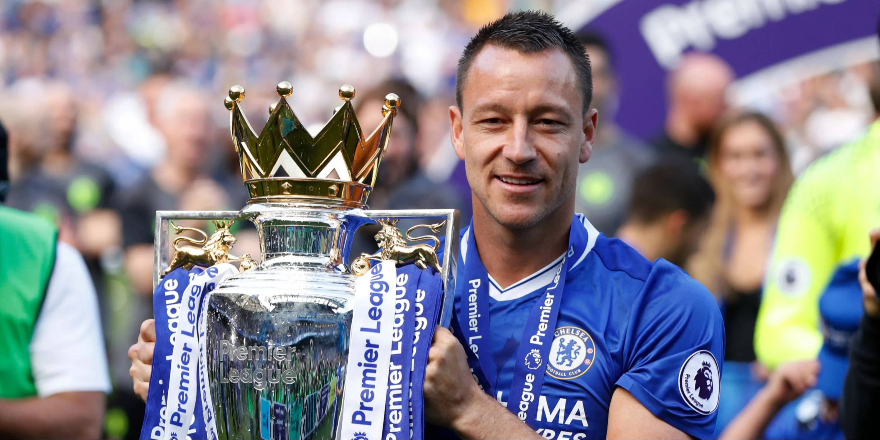 Hậu vệ huyền thoại John Terry cùng danh hiệu Premier League, biểu tượng cho sự vươn mình mạnh mẽ của Chelsea dưới thời Abramovich.