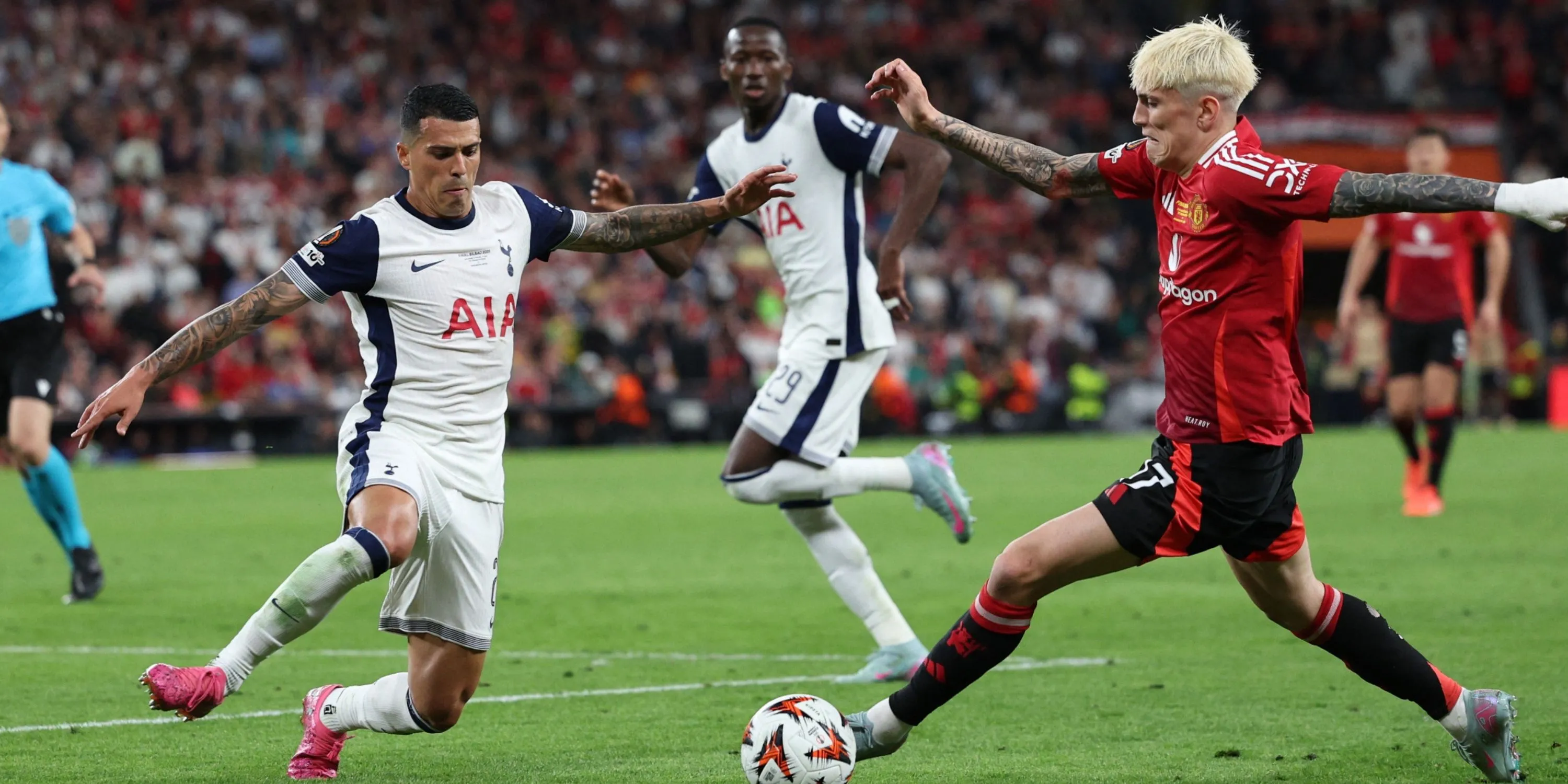Hậu vệ Pedro Porro của Tottenham truy cản cầu thủ chạy cánh Alejandro Garnacho của Manchester United trong trận chung kết Europa League