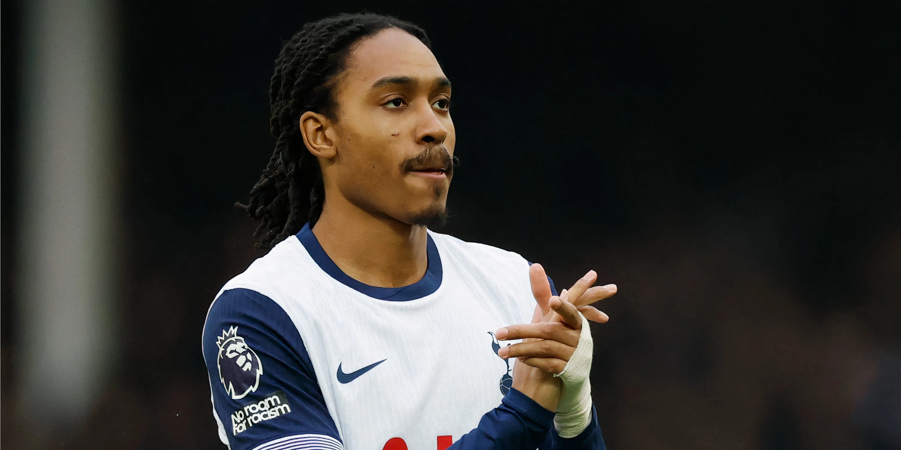 Hậu vệ trẻ Djed Spence của Tottenham đối mặt với áp lực