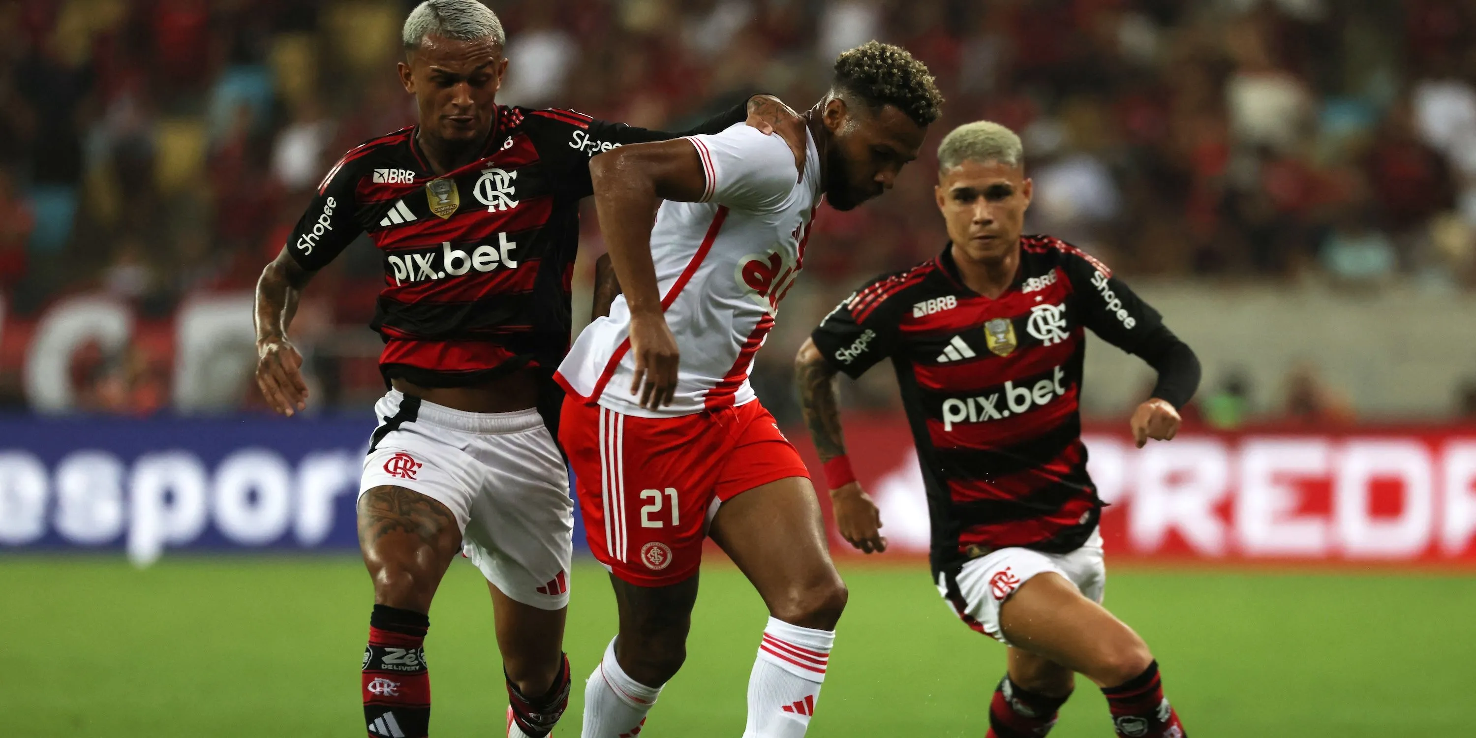 Hậu vệ Wesley França của Flamengo trong pha tranh chấp