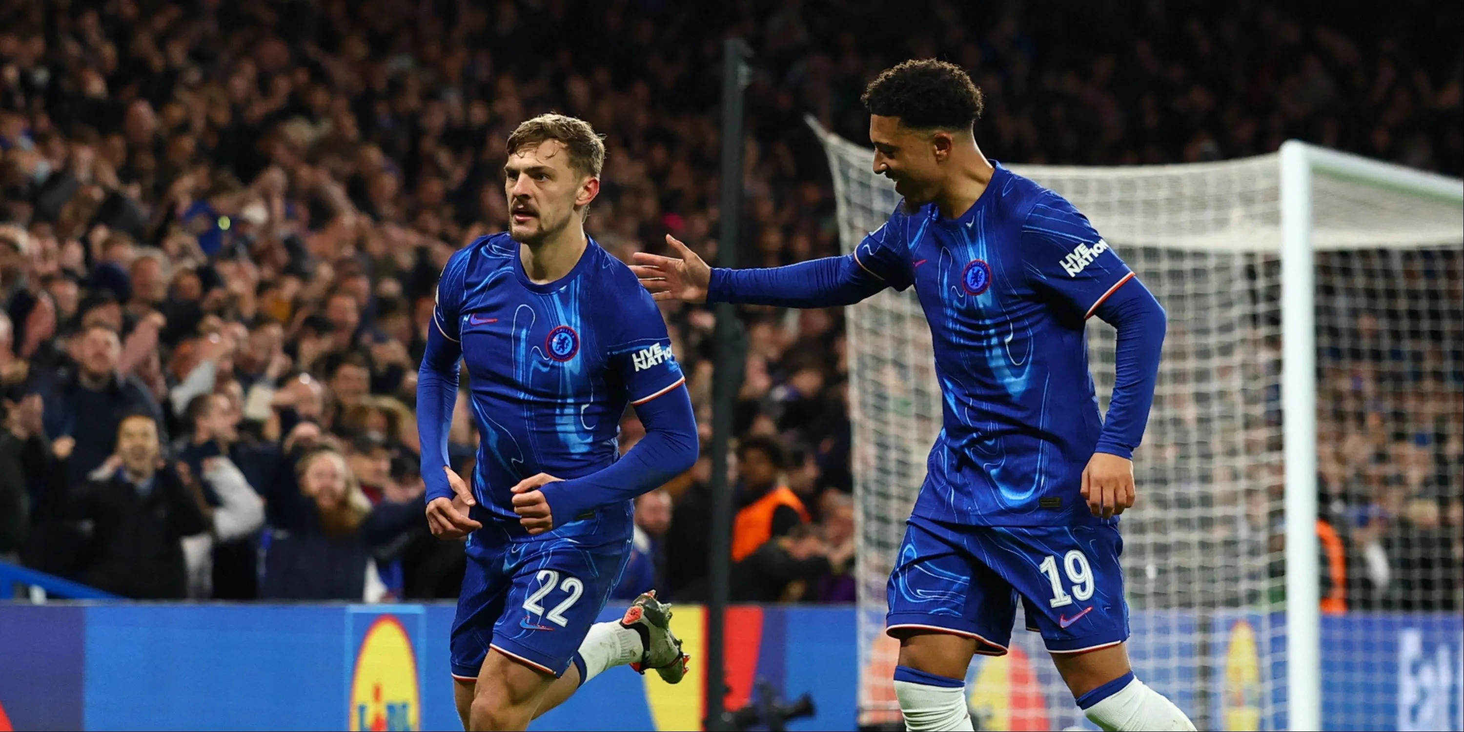 Hình ảnh ghép Jadon Sancho và Kiernan Dewsbury-Hall với logo Chelsea