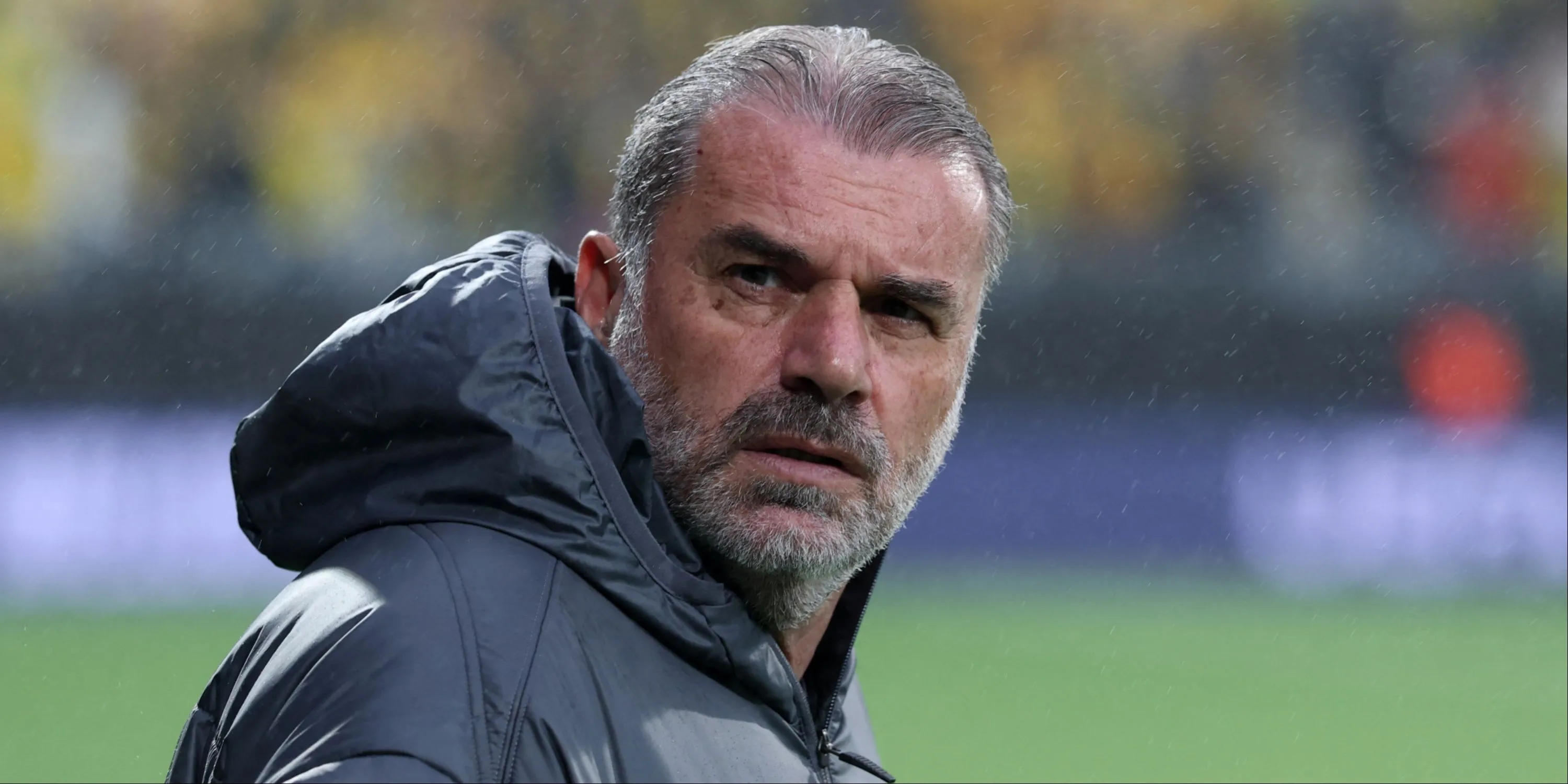 HLV Ange Postecoglou chỉ đạo trận đấu của Tottenham