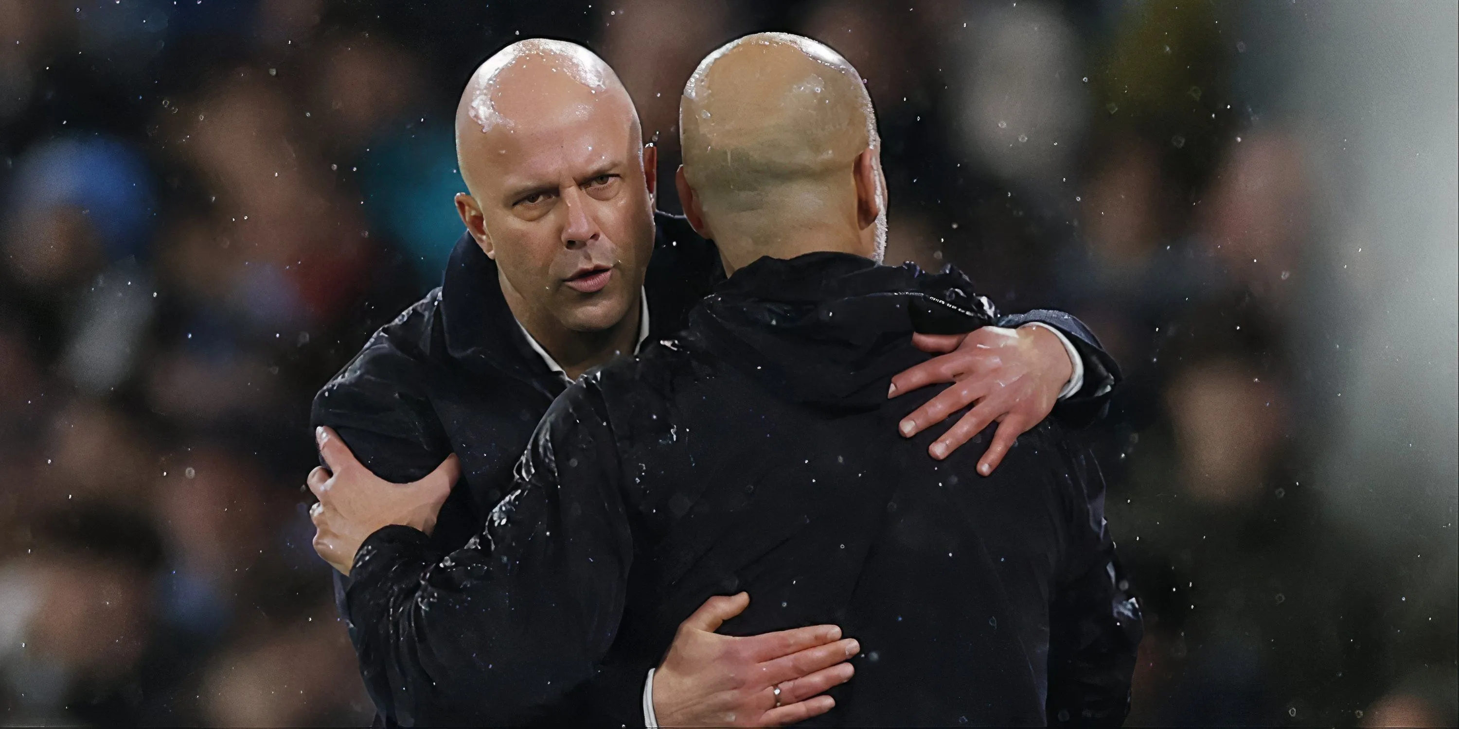 HLV Arne Slot của Liverpool và Pep Guardiola của Man City trên đường pitch chuẩn bị cho những màn đối đầu tại Premier League