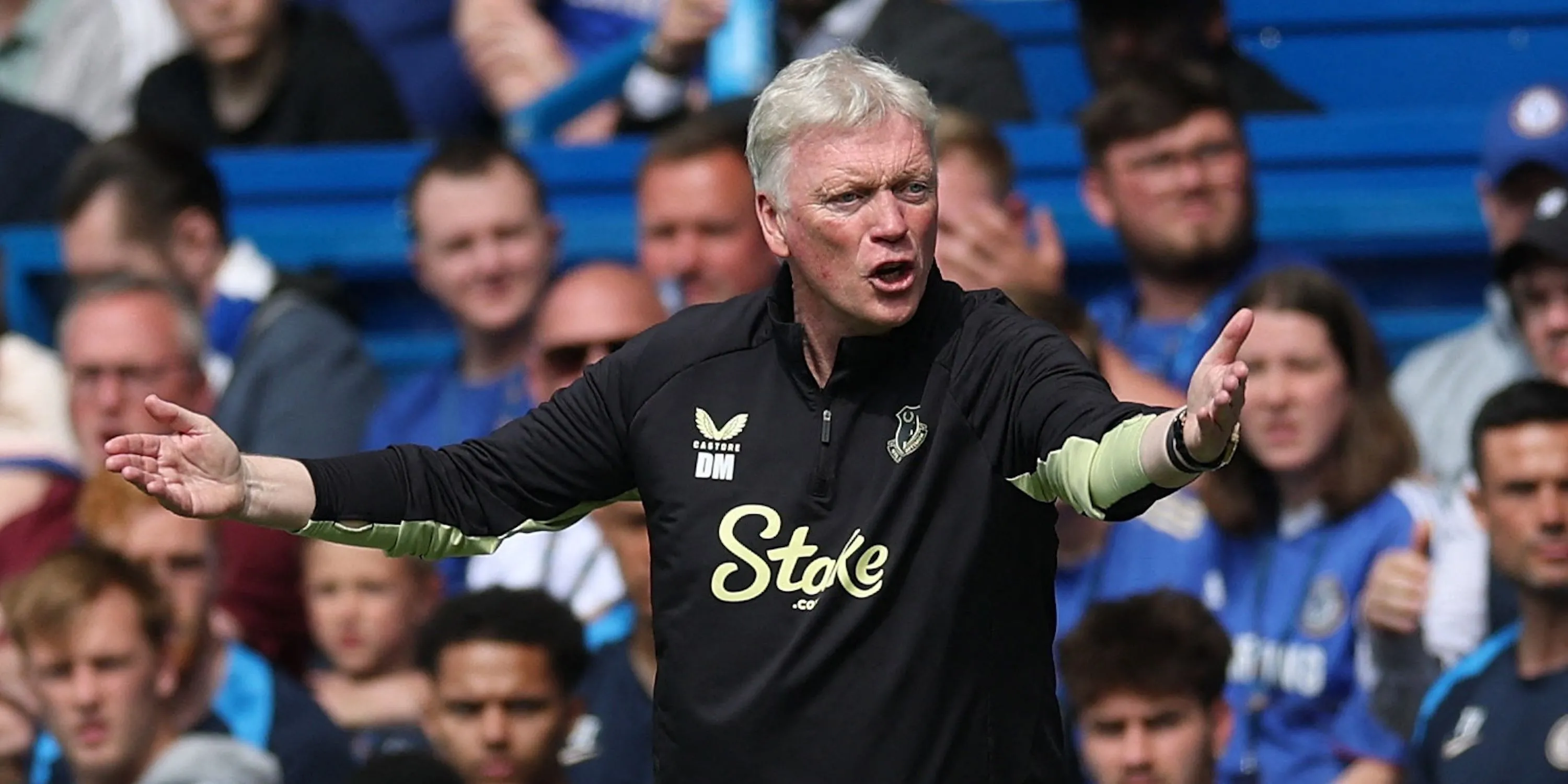 HLV David Moyes của Everton phản ứng trên đường biên trong một trận đấu