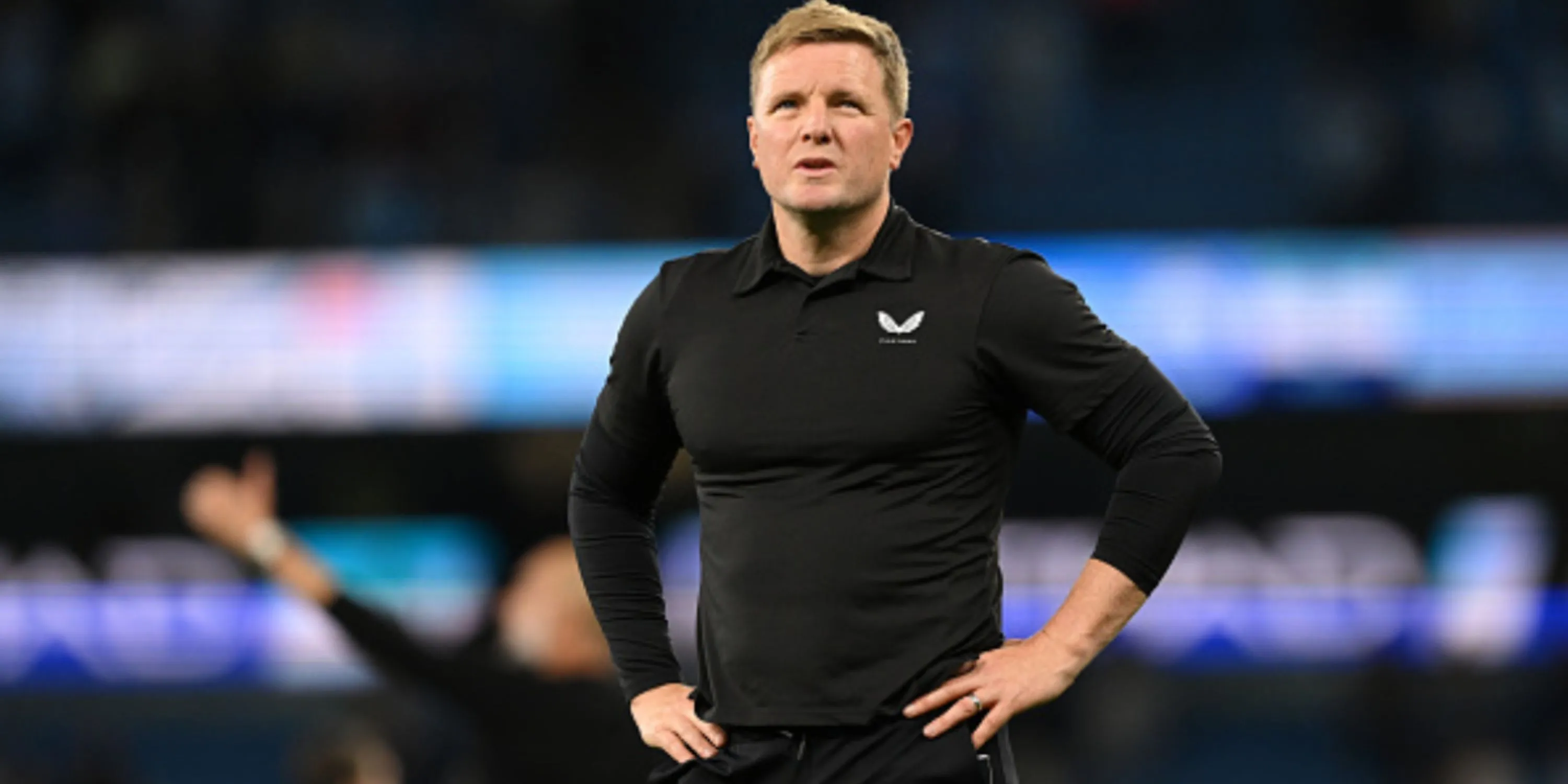 HLV Eddie Howe của Newcastle chống tay lên hông