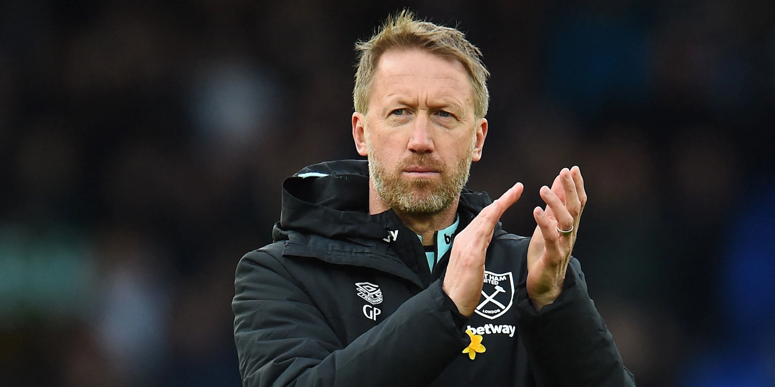 HLV Graham Potter của West Ham vỗ tay tri ân người hâm mộ