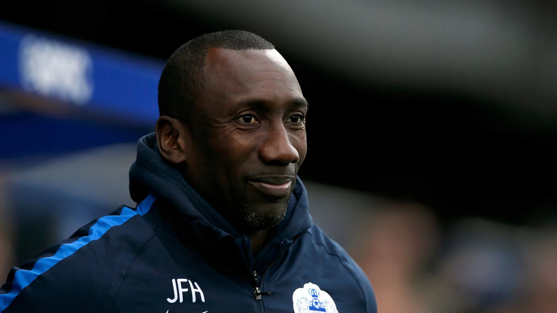 HLV Jimmy Floyd Hasselbaink chỉ đạo cầu thủ QPR từ đường biên