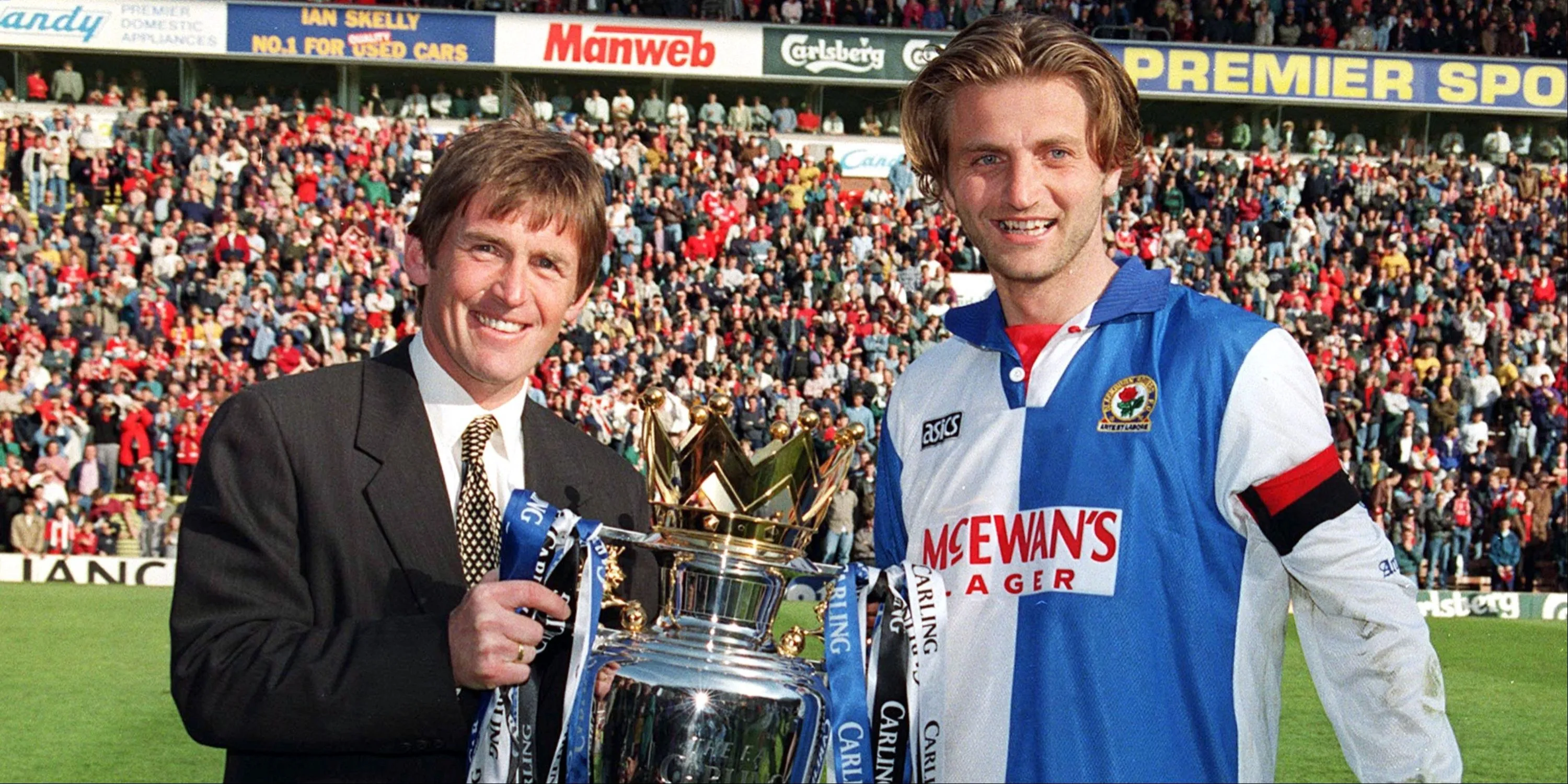 HLV Kenny Dalglish và Tim Sherwood cùng cúp Premier League, biểu tượng cho mùa giải lịch sử 1994/95 của Blackburn Rovers.