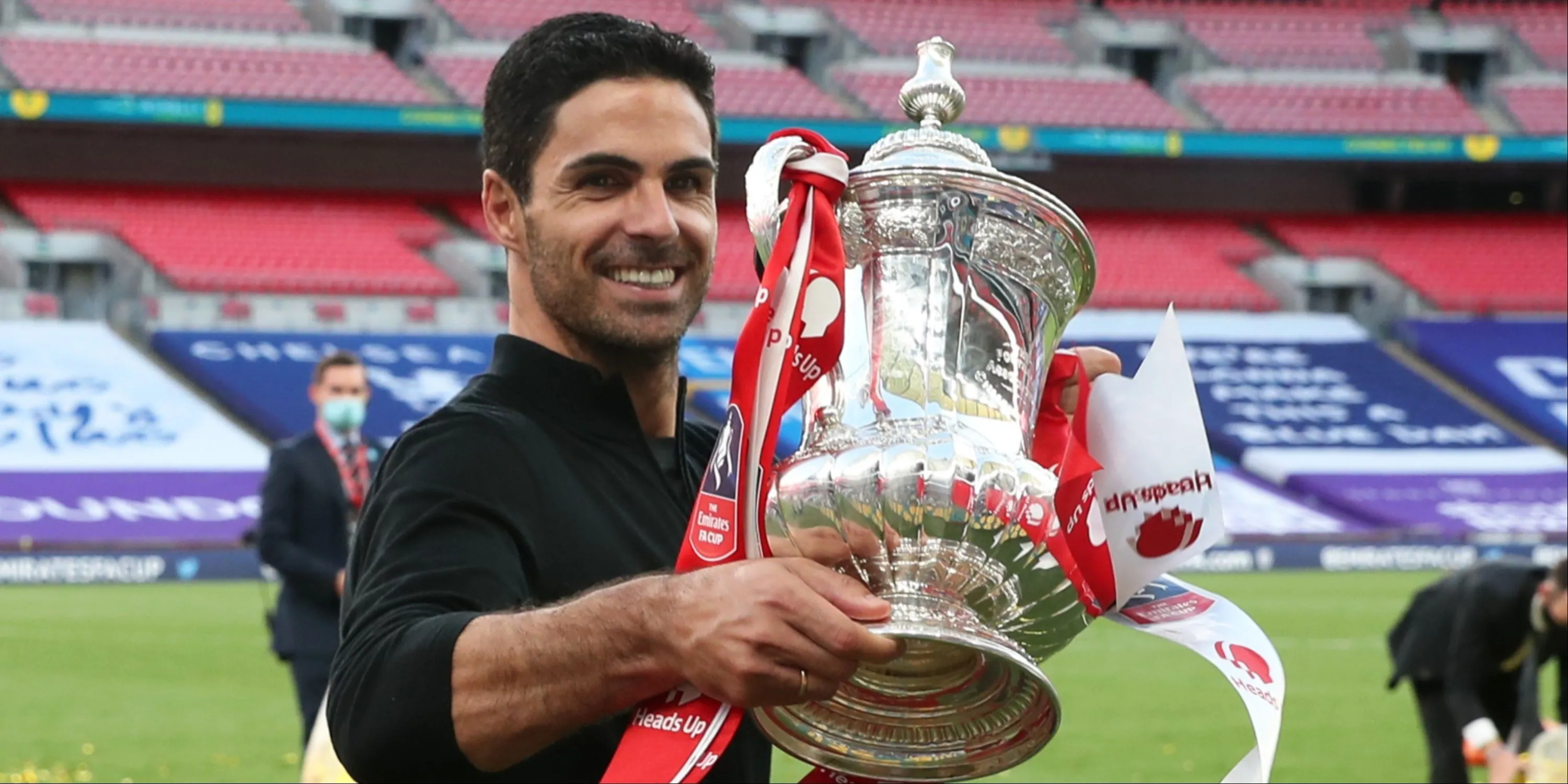 HLV Mikel Arteta nâng cao cúp FA, danh hiệu giúp Arsenal củng cố vị trí trong top đầu các CLB giàu thành tích.