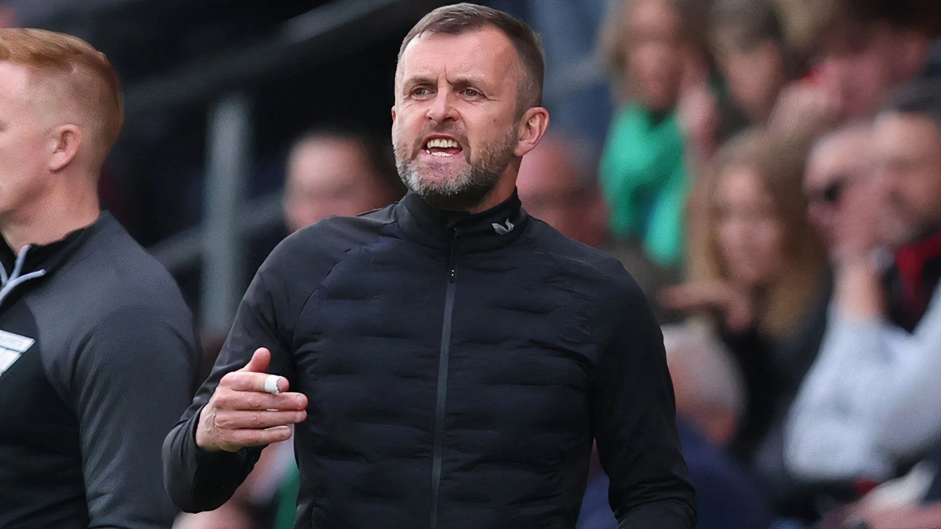 HLV Nathan Jones của Charlton Athletic đang chỉ đạo chiến thuật
