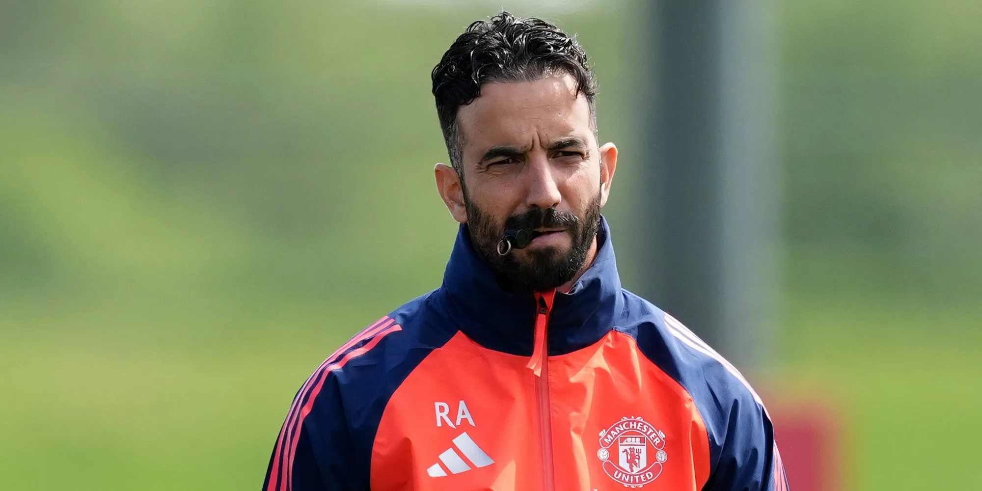 HLV Ruben Amorim của Manchester United trên đường pitch