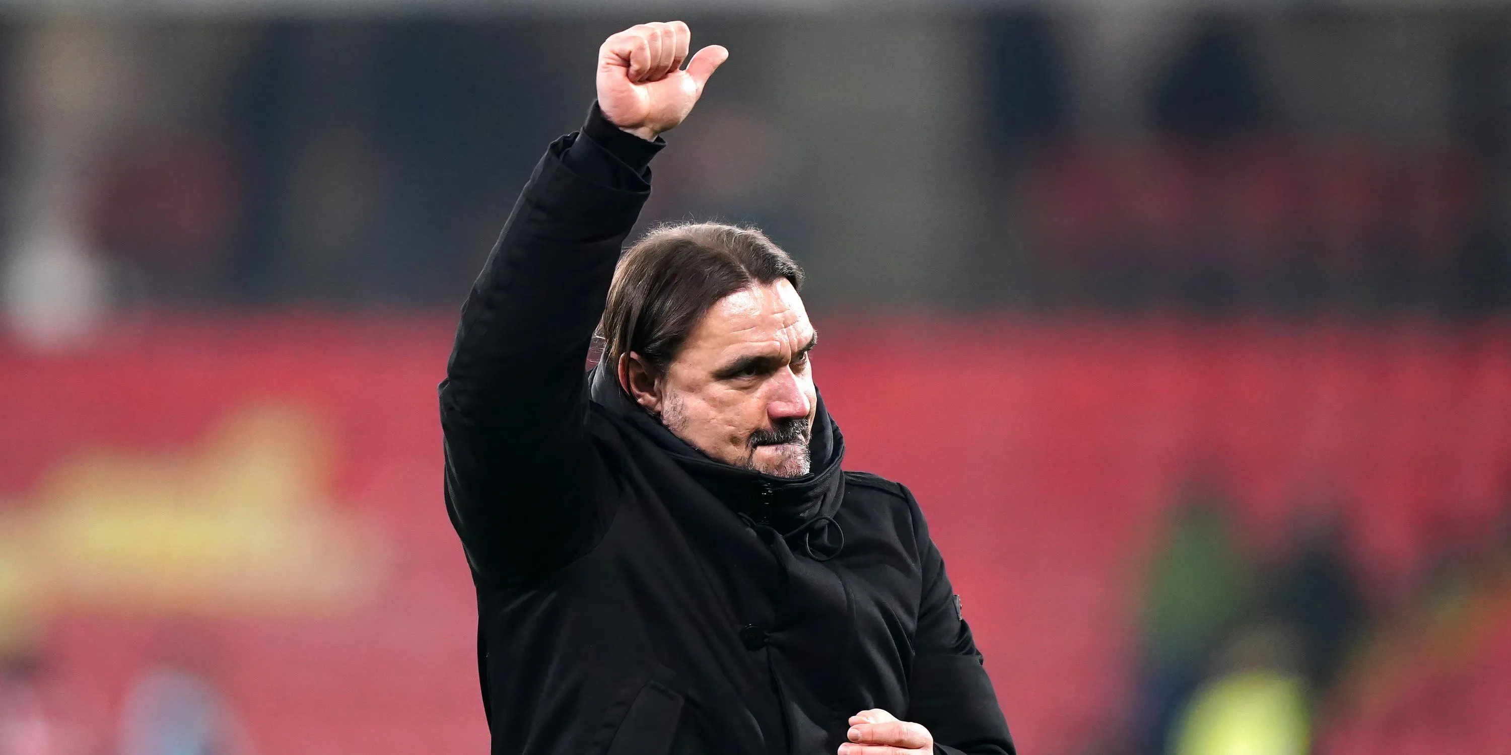 Huấn luyện viên Daniel Farke của Leeds United trên đường pitch