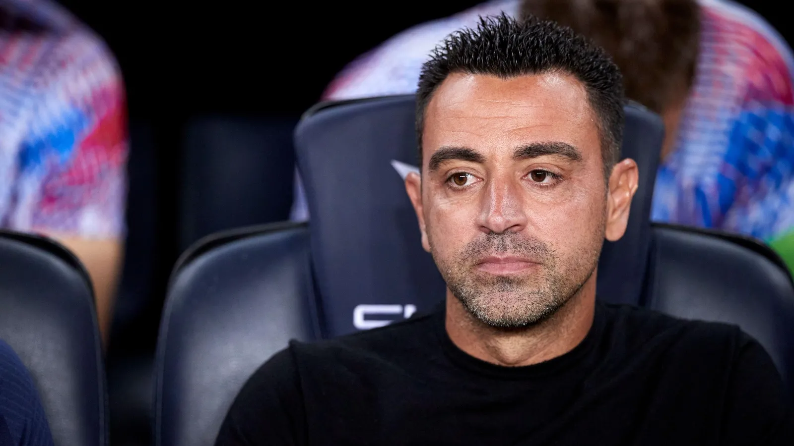 Huấn luyện viên trưởng FC Barcelona Xavi Hernandez nhìn vào trận đấu từ đường biên trước trận đấu từ thiện ELA giữa FC Barcelona và Manchester City vào ngày 24 tháng 8 năm 2022 tại Spotify Camp Nou ở Barcelona, Tây Ban Nha.