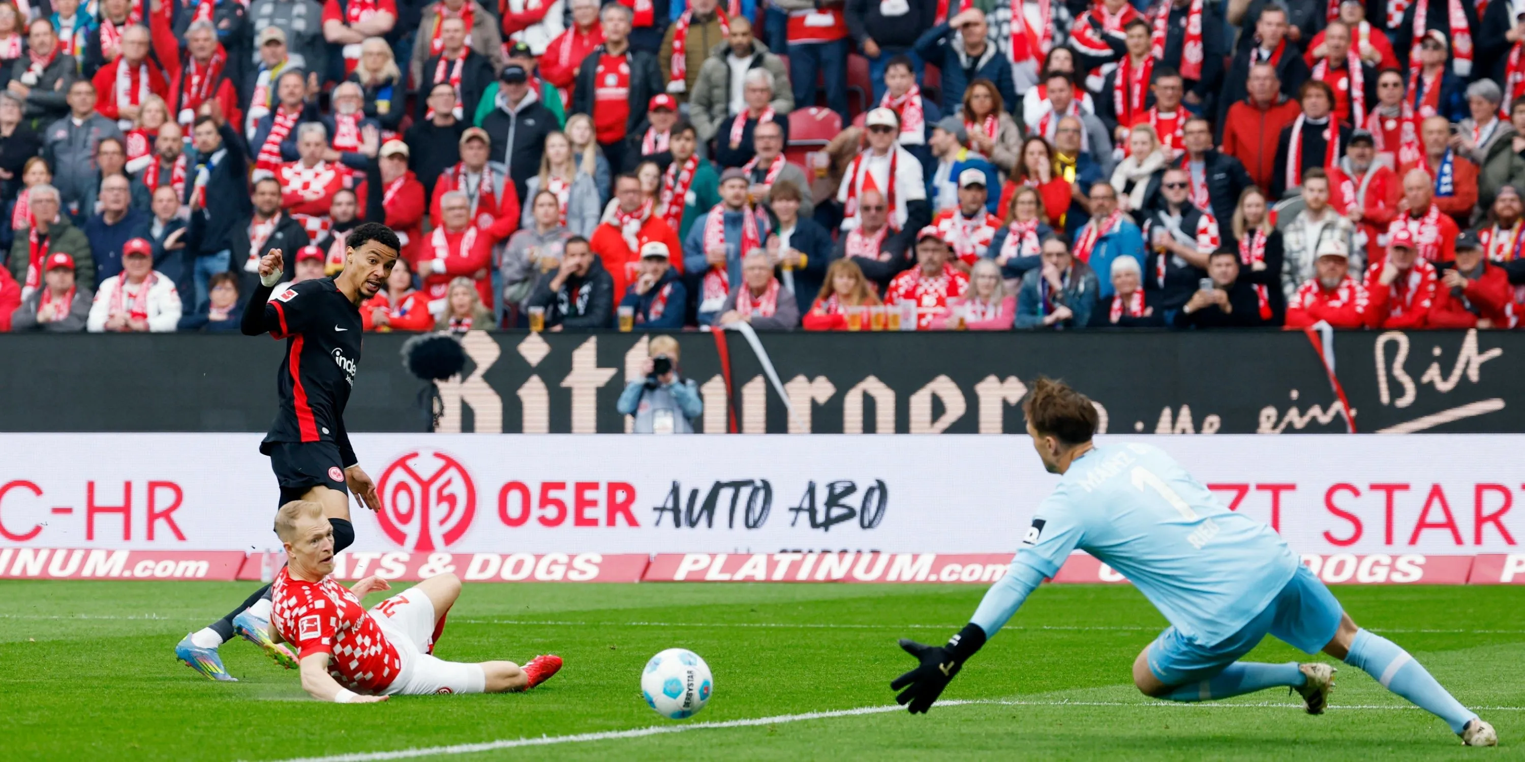 Hugo Ekitiké trong màu áo Eintracht Frankfurt thi đấu tại Bundesliga