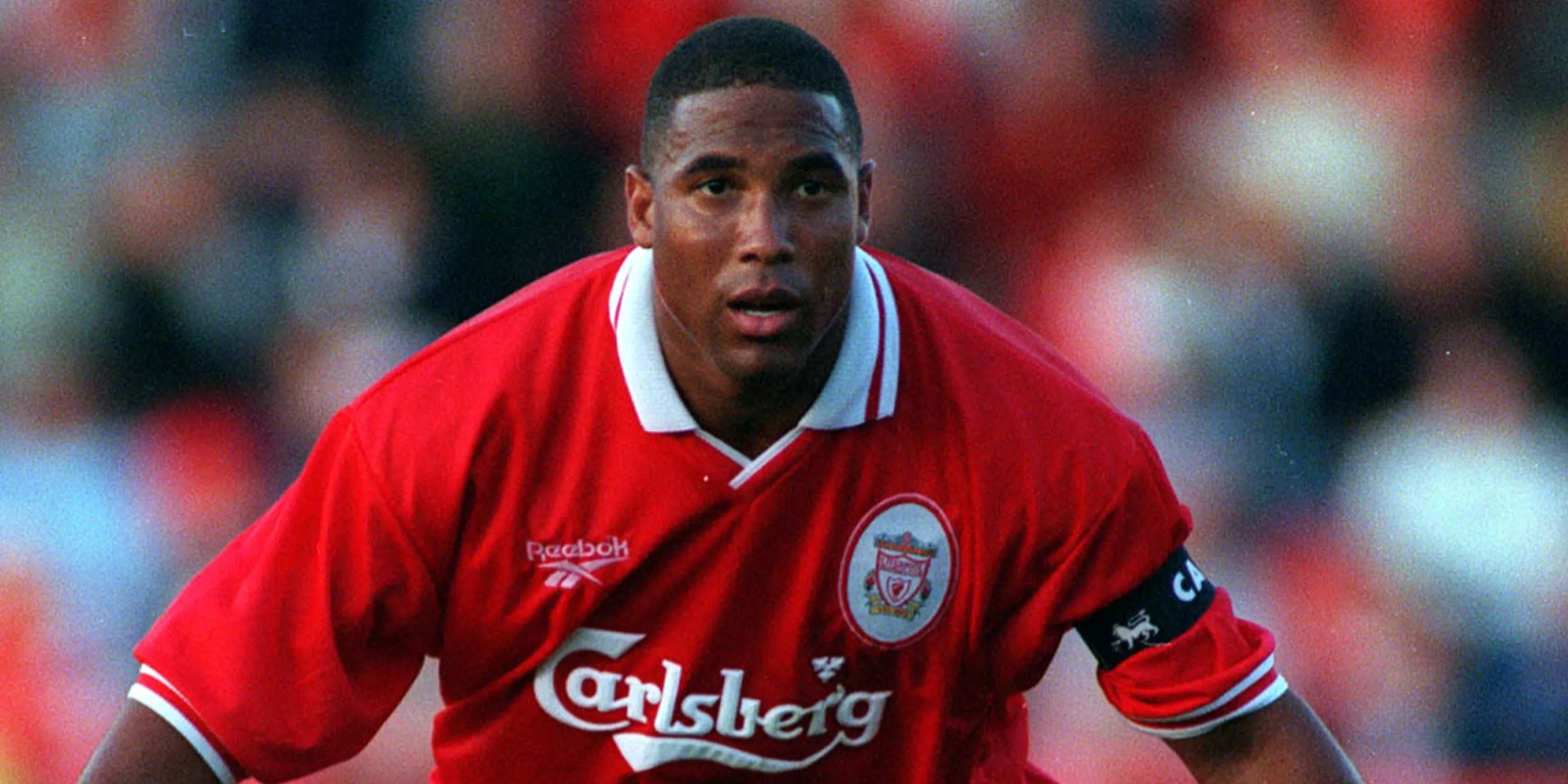 Huyền thoại John Barnes trong màu áo Liverpool