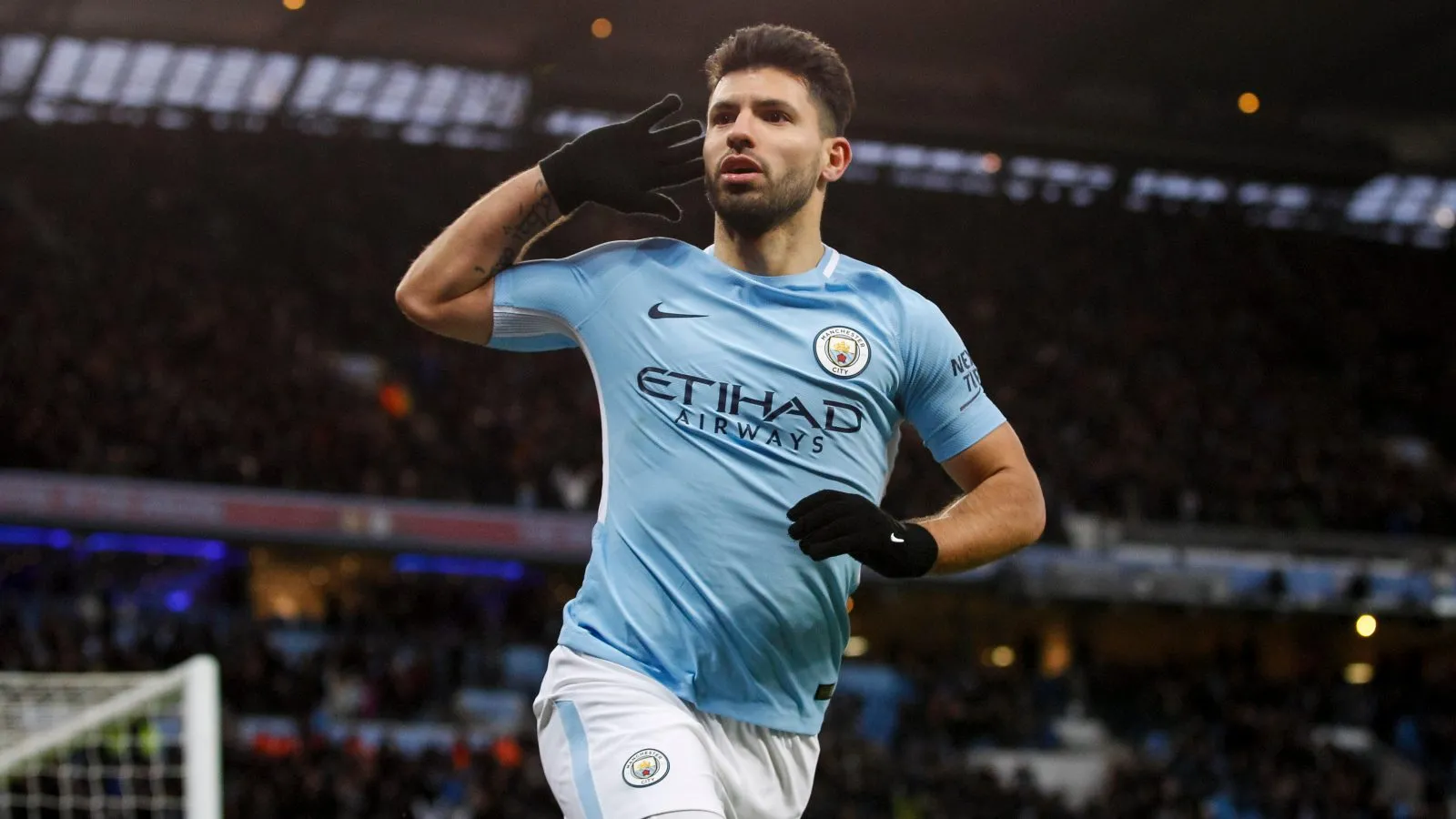 Huyền thoại Sergio Aguero của Manchester City ăn mừng bàn thắng khi đeo găng tay
