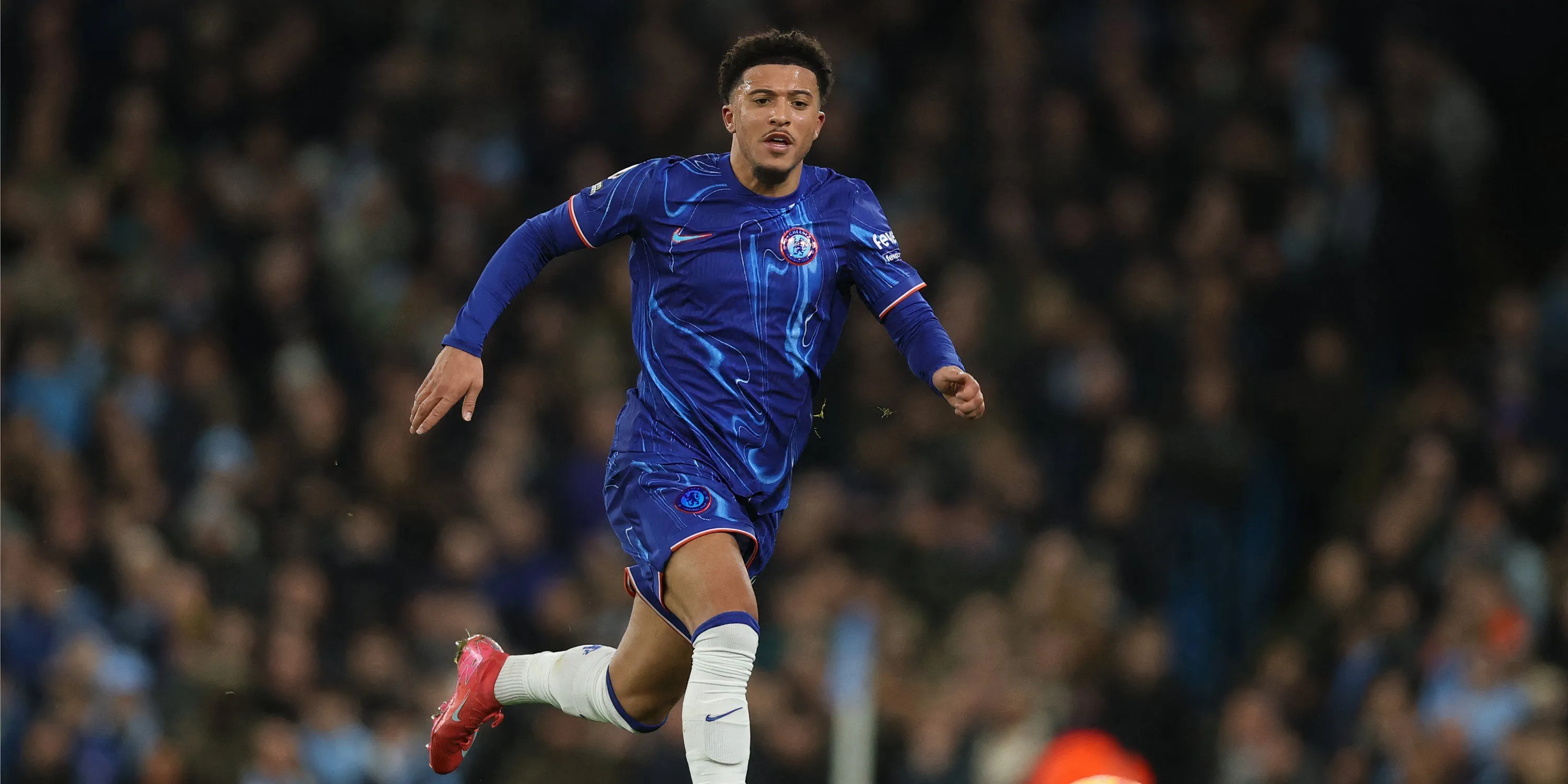 Jadon Sancho thi đấu trong màu áo Chelsea