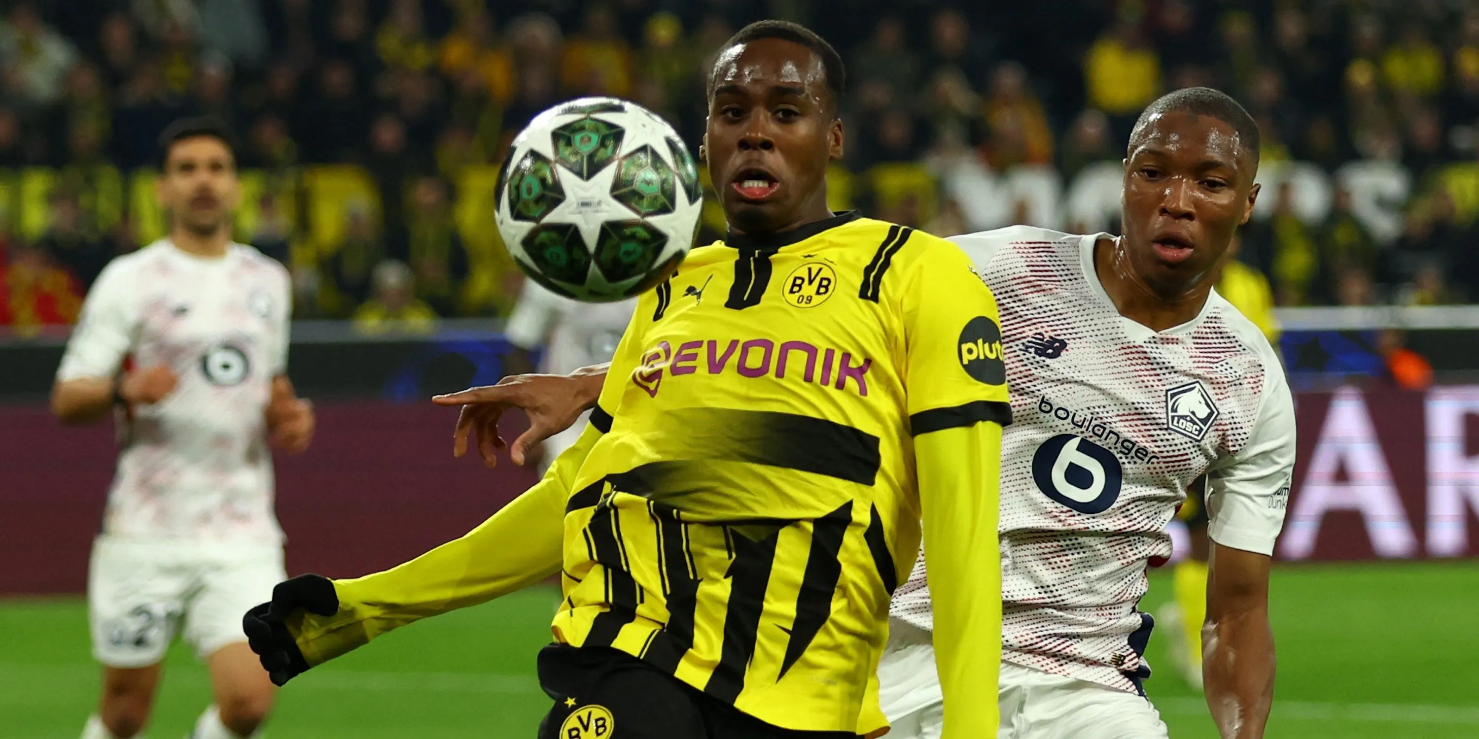 Jamie Bynoe-Gittens của Borussia Dortmund đi bóng kỹ thuật trong trận đấu với Lille