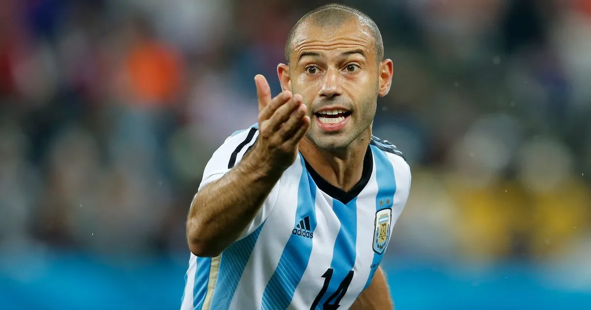 Javier Mascherano thực hiện pha tắc bóng trong trận đấu giữa Argentina và Hà Lan tại World Cup