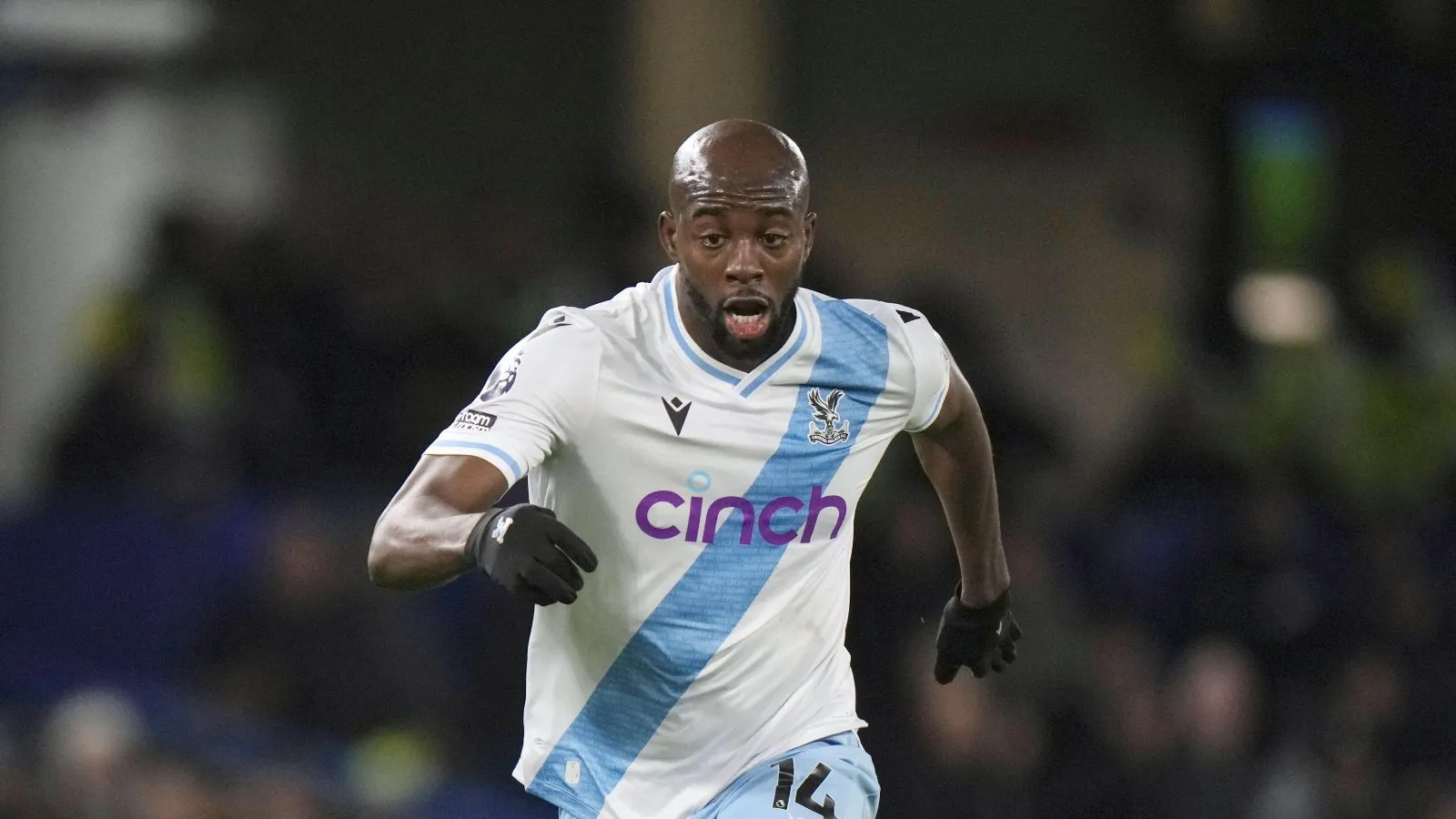 Jean-Philippe Mateta của Crystal Palace đeo găng tay trong trận đấu
